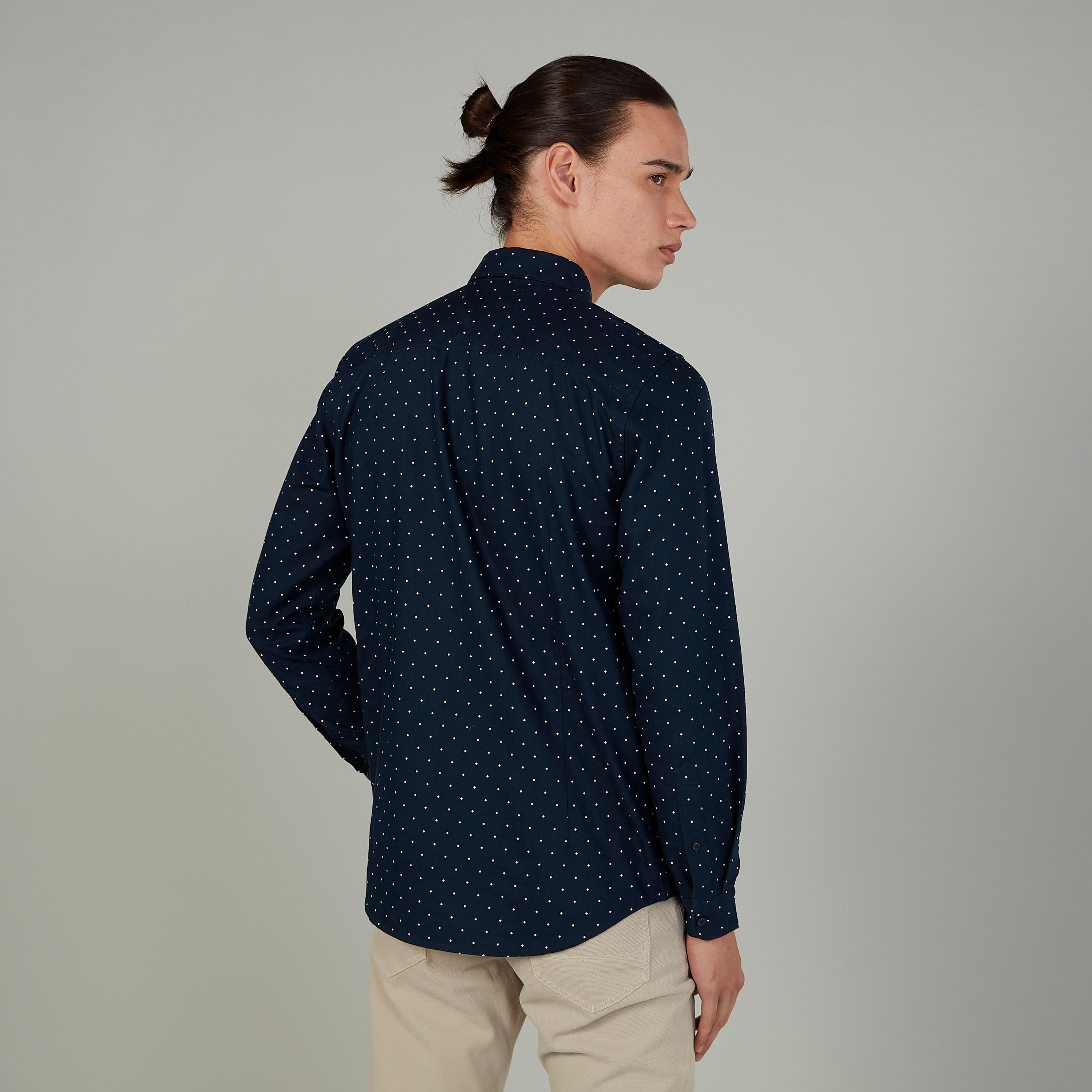 قميص بياقة عادية وأكمام طويلة وطبعات منقّطة-men-clothing-shirts-image-3