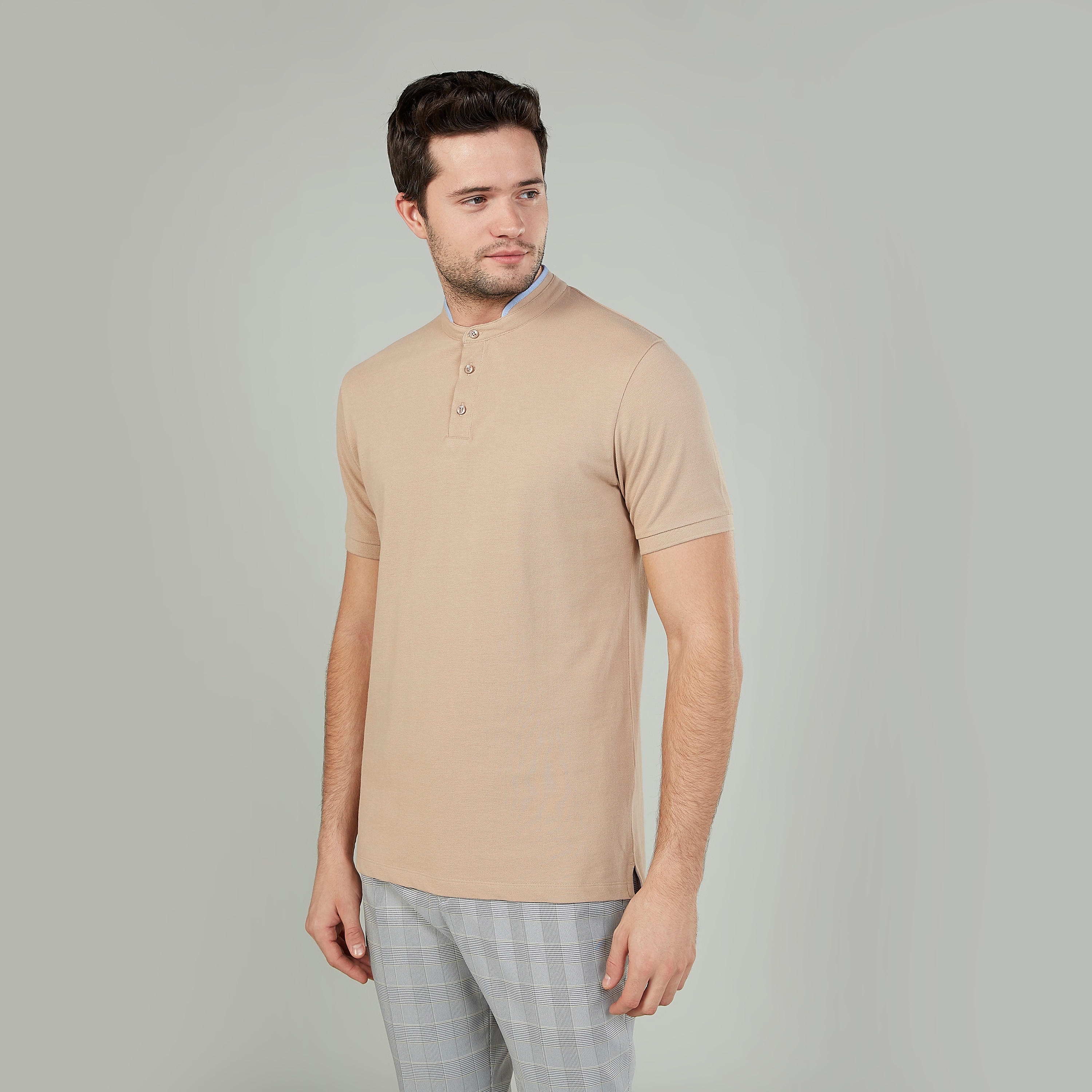 تيشيرت بارز الملمس بياقة ماندراين وأكمام قصيرة-men-clothing-tshirtsandpolos-polos-image-4