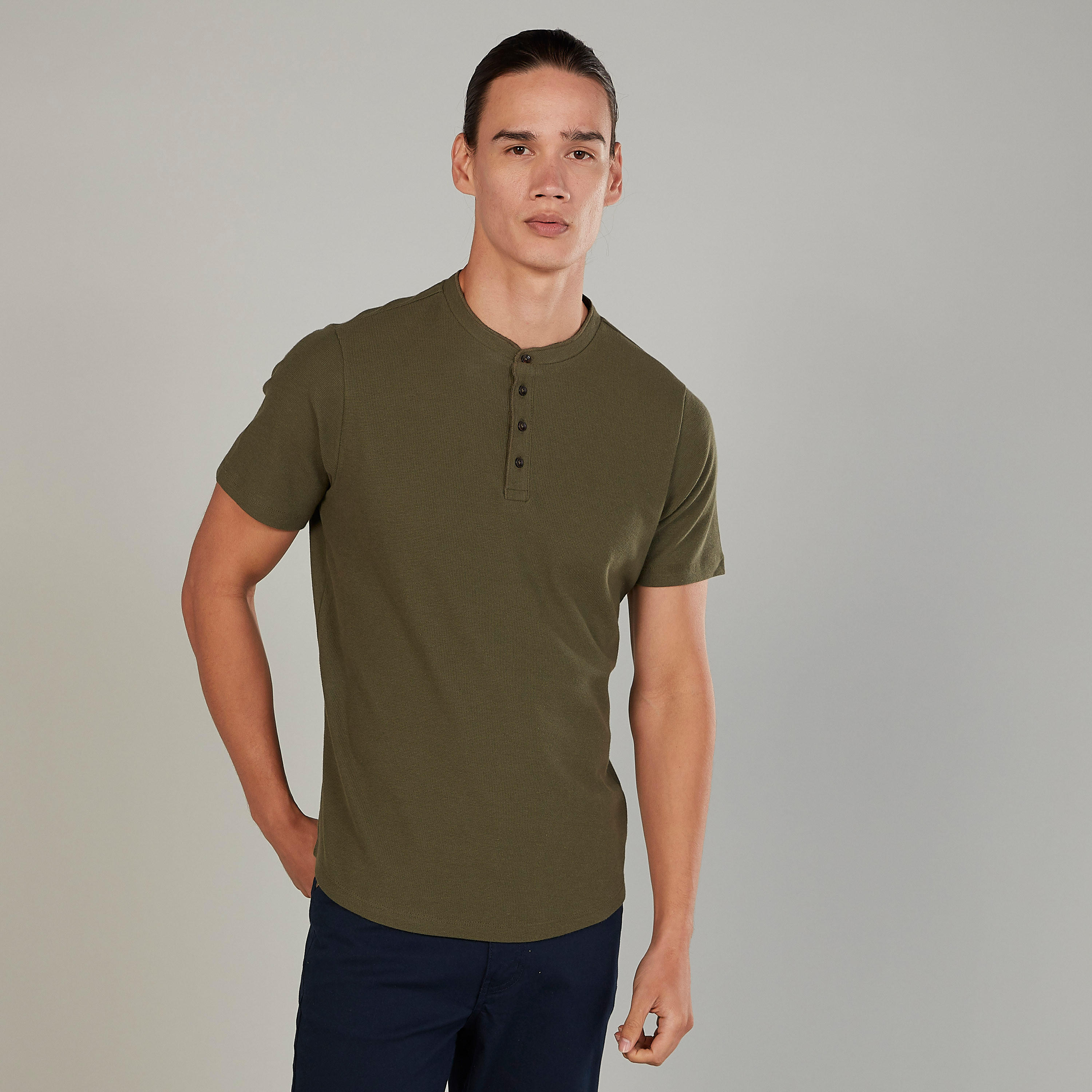 تيشيرت مستدام سليم سادة بياقة هينلي وأكمام قصيرة-men-clothing-tshirtsandpolos-polos-image-1