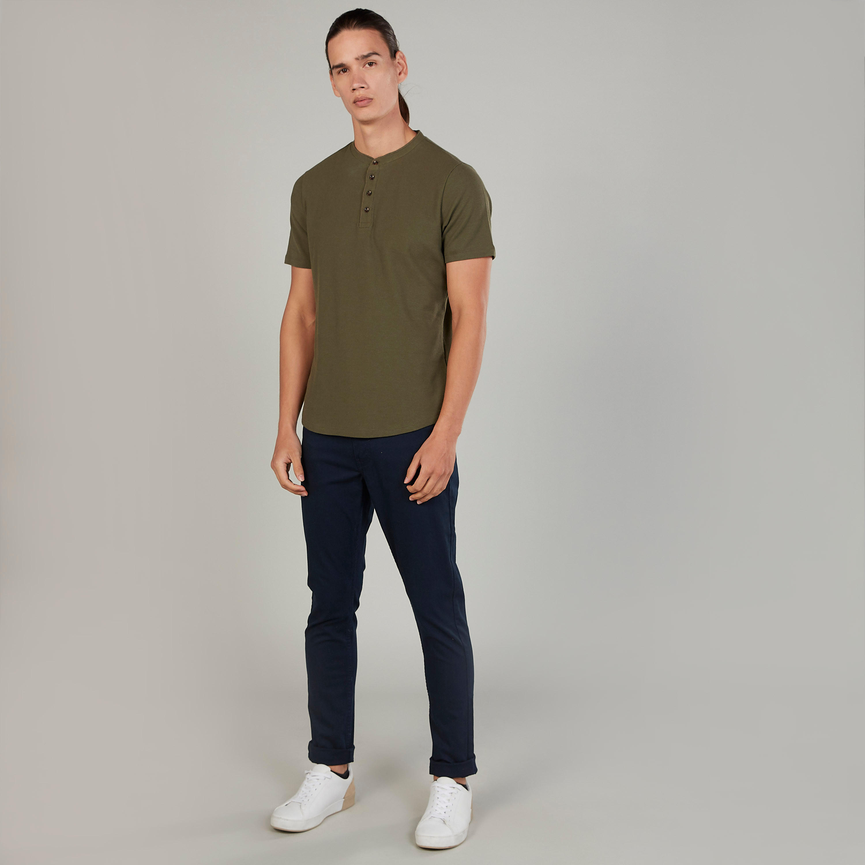 تيشيرت مستدام سليم سادة بياقة هينلي وأكمام قصيرة-men-clothing-tshirtsandpolos-polos-image-2