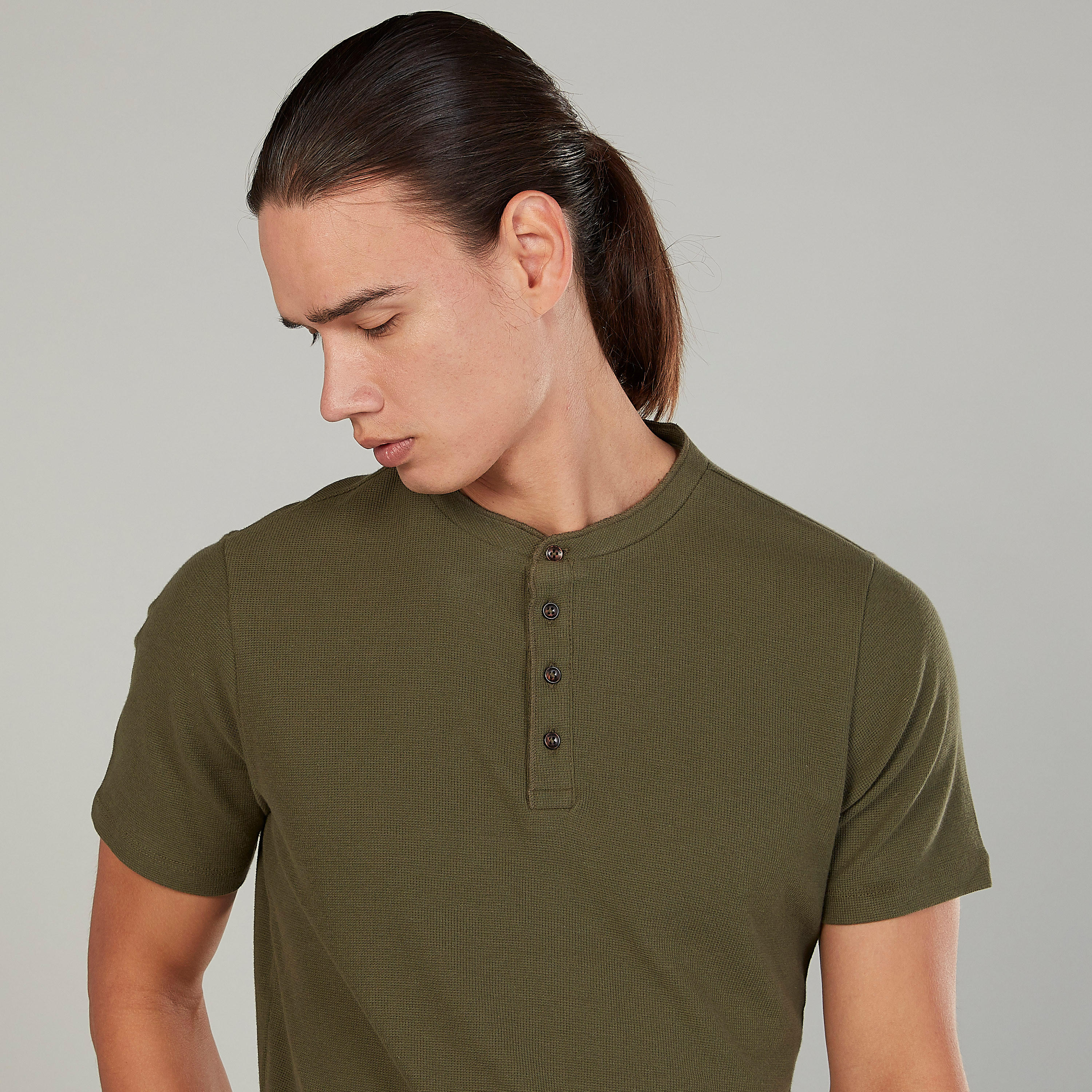 تيشيرت مستدام سليم سادة بياقة هينلي وأكمام قصيرة-men-clothing-tshirtsandpolos-polos-image-3