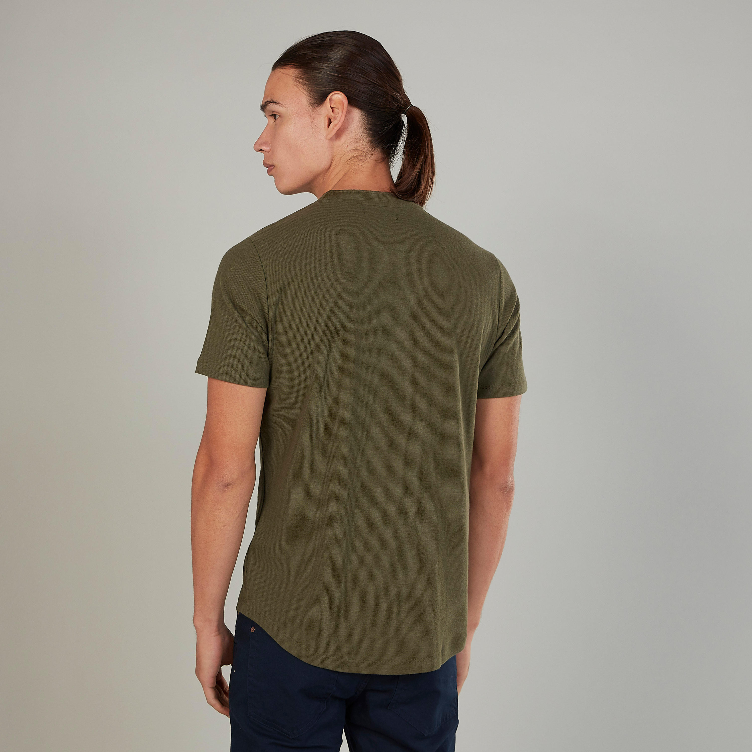 تيشيرت مستدام سليم سادة بياقة هينلي وأكمام قصيرة-men-clothing-tshirtsandpolos-polos-image-4