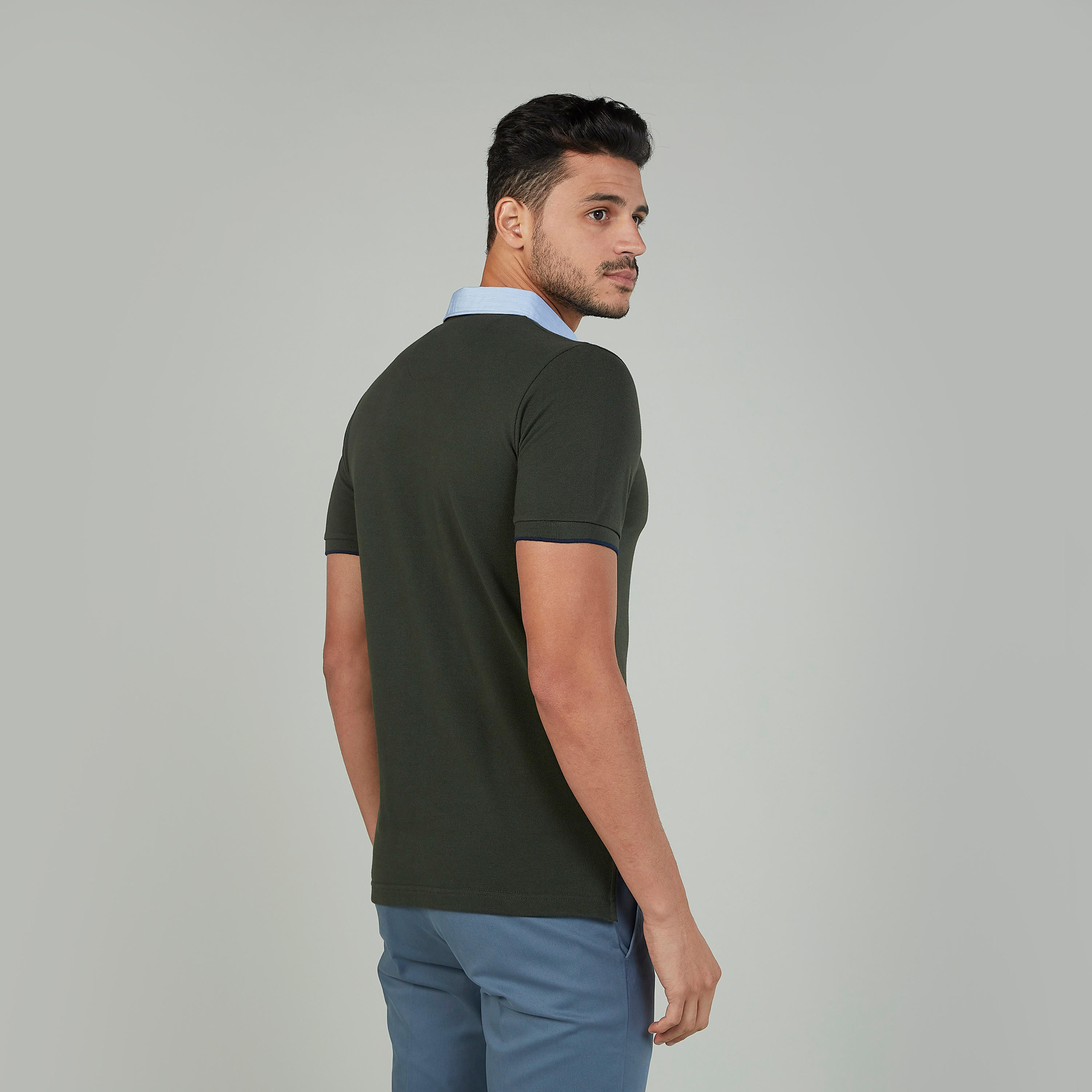 تيشيرت مستدام مقلّم بقصّة سليم وياقة ضيّقة -men-clothing-tshirtsandpolos-polos-image-4
