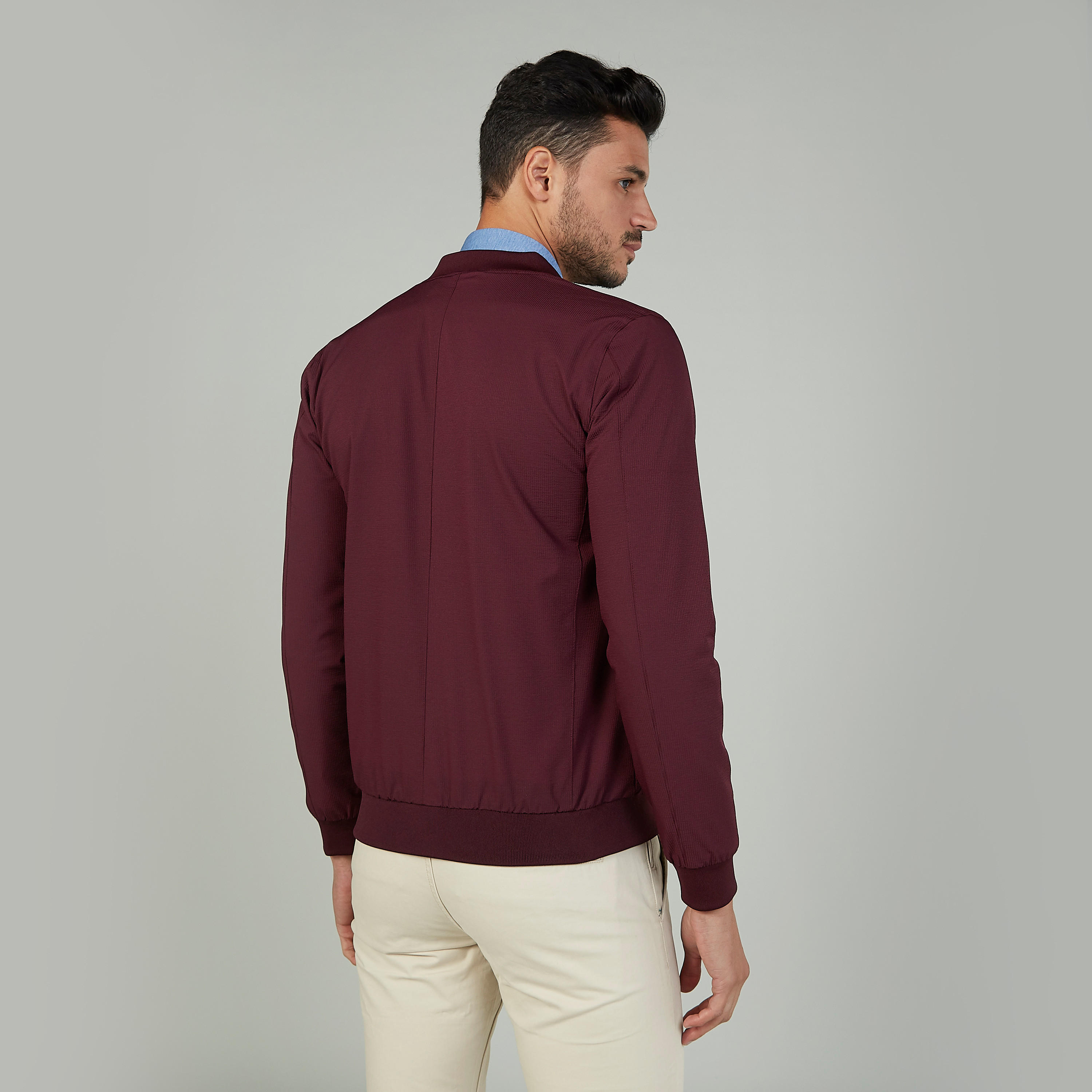 جاكيت بومبر سادة بقصّة سليم وأكمام طويلة وجيوب-men-clothing-jacketsandblazers-jackets-image-4