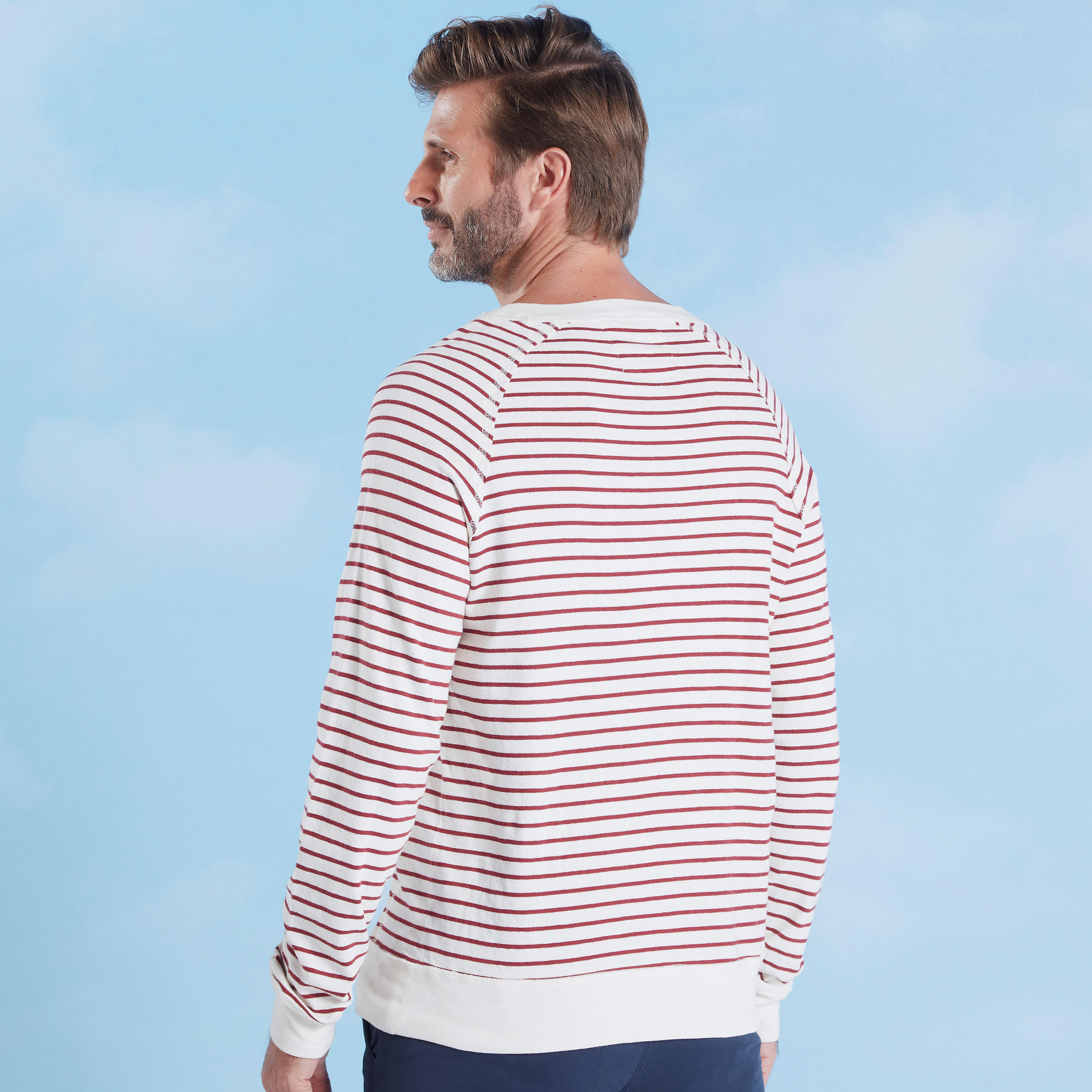 كنزة سليم مخطّطة بياقة مستديرة وأكمام مغايرة-men-clothing-sweatersandpullovers-image-5