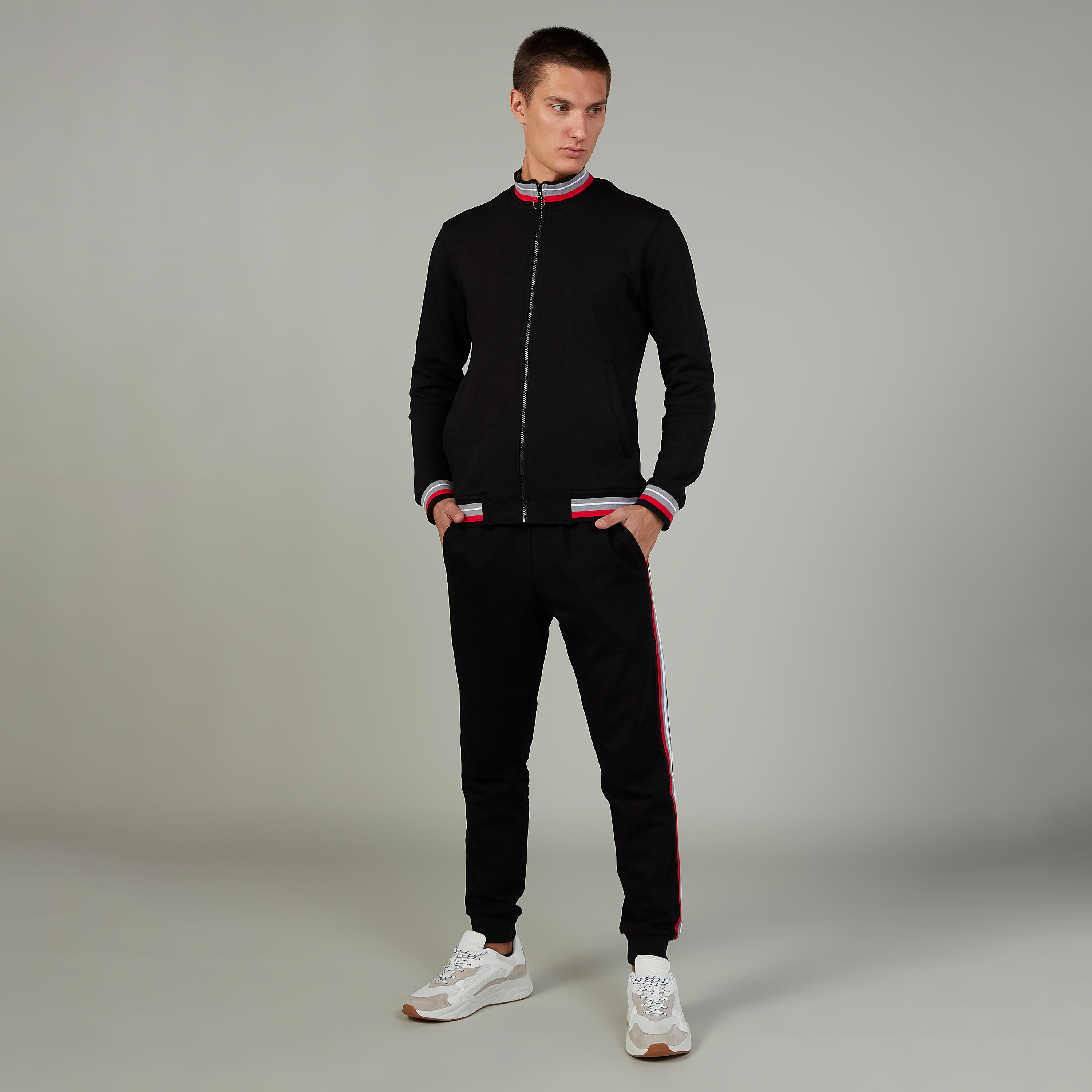 بنطلون رياضي طويل مخطط بقصّة سليم وجيوب-men-clothing-bottoms-joggers-image-2