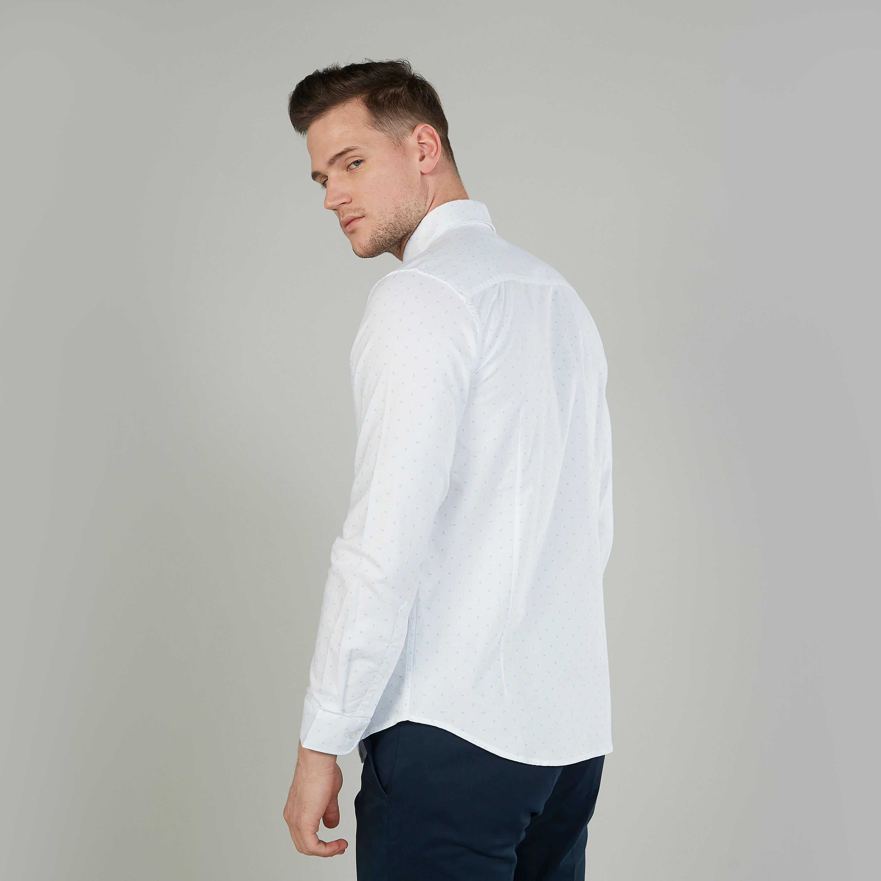 قميص بطبعات بياقة عادية وأكمام طويلة-men-clothing-shirts-image-4