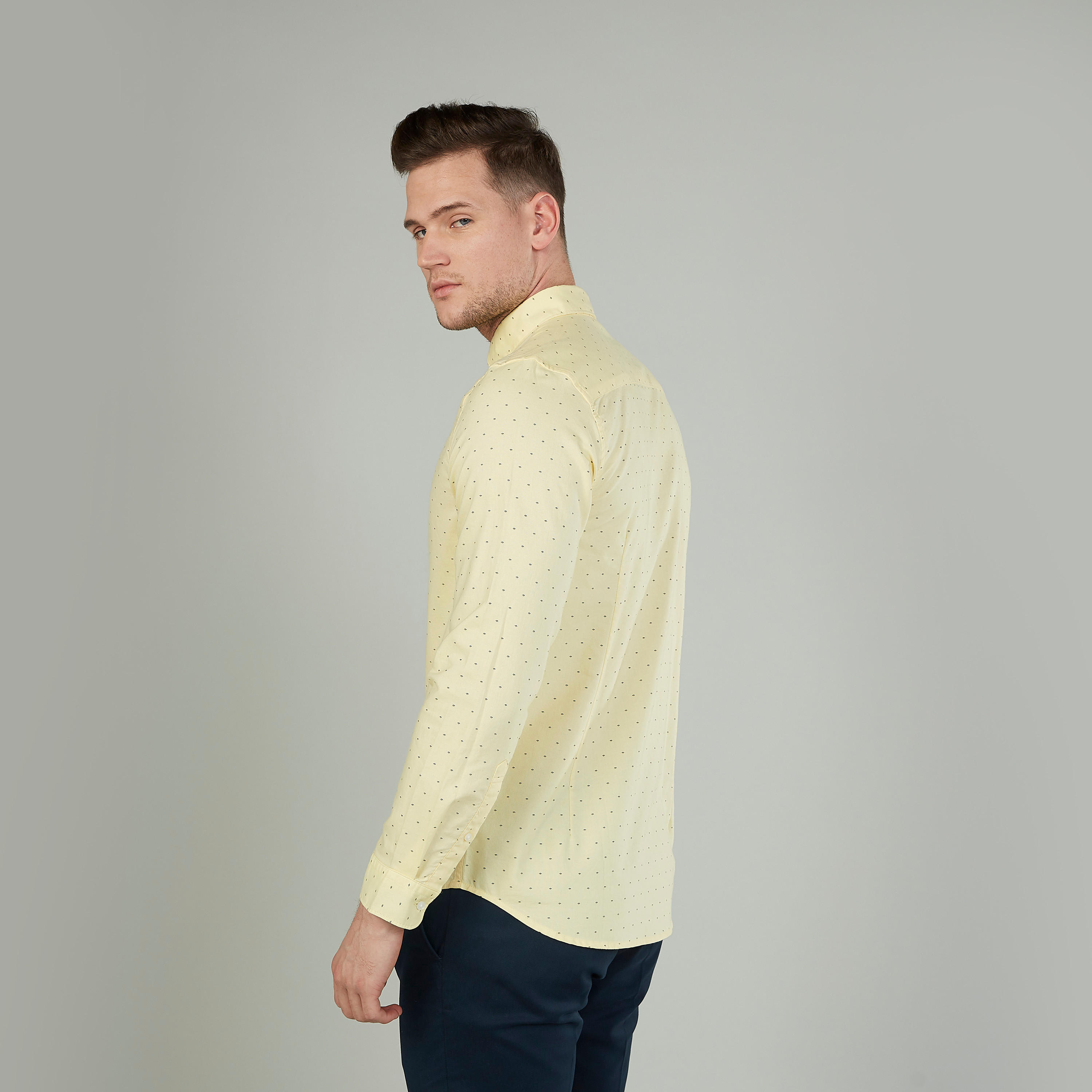 قميص بطبعات بياقة عادية وأكمام طويلة-men-clothing-shirts-image-4