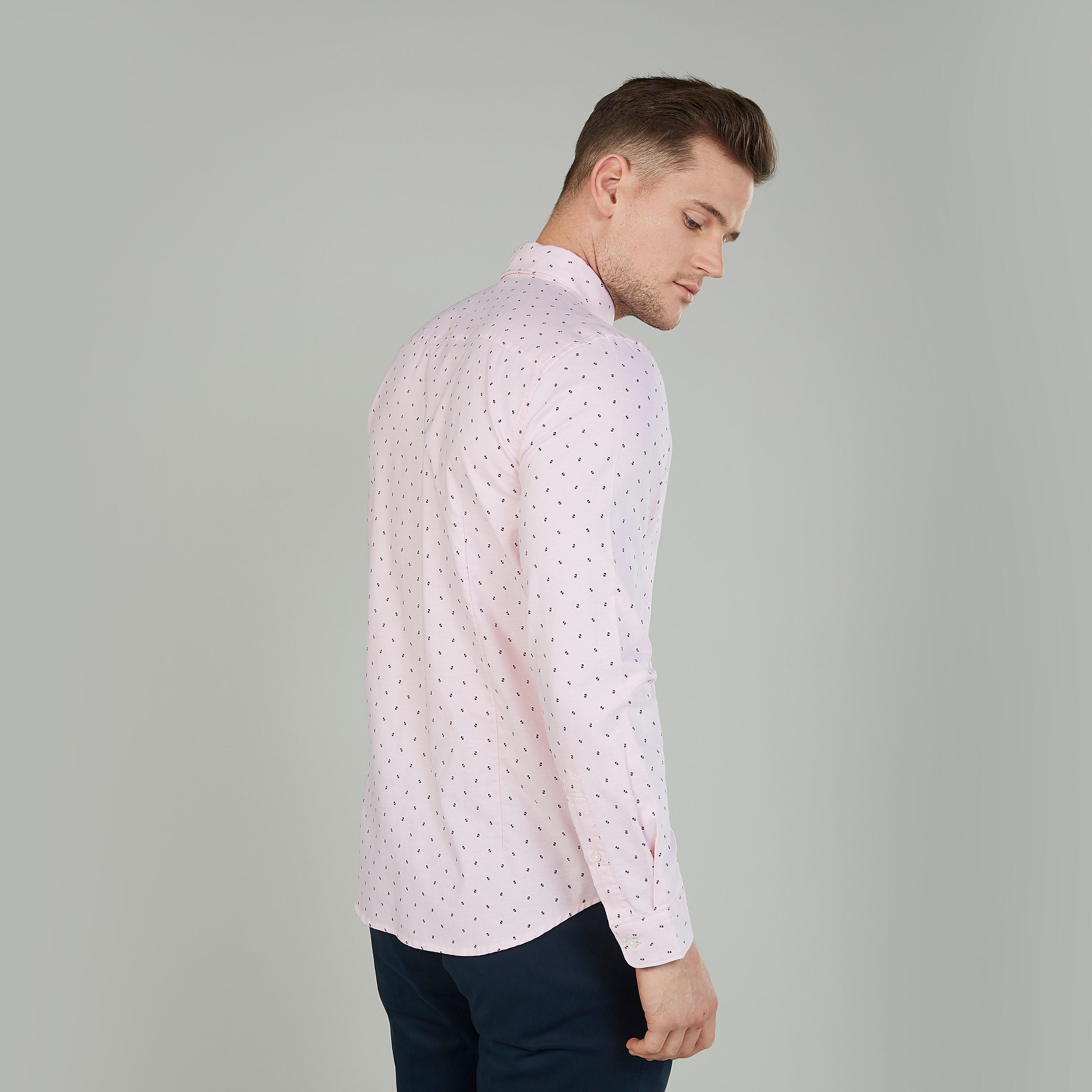 قميص بطبعات بياقة عادية وأكمام طويلة-men-clothing-shirts-image-4