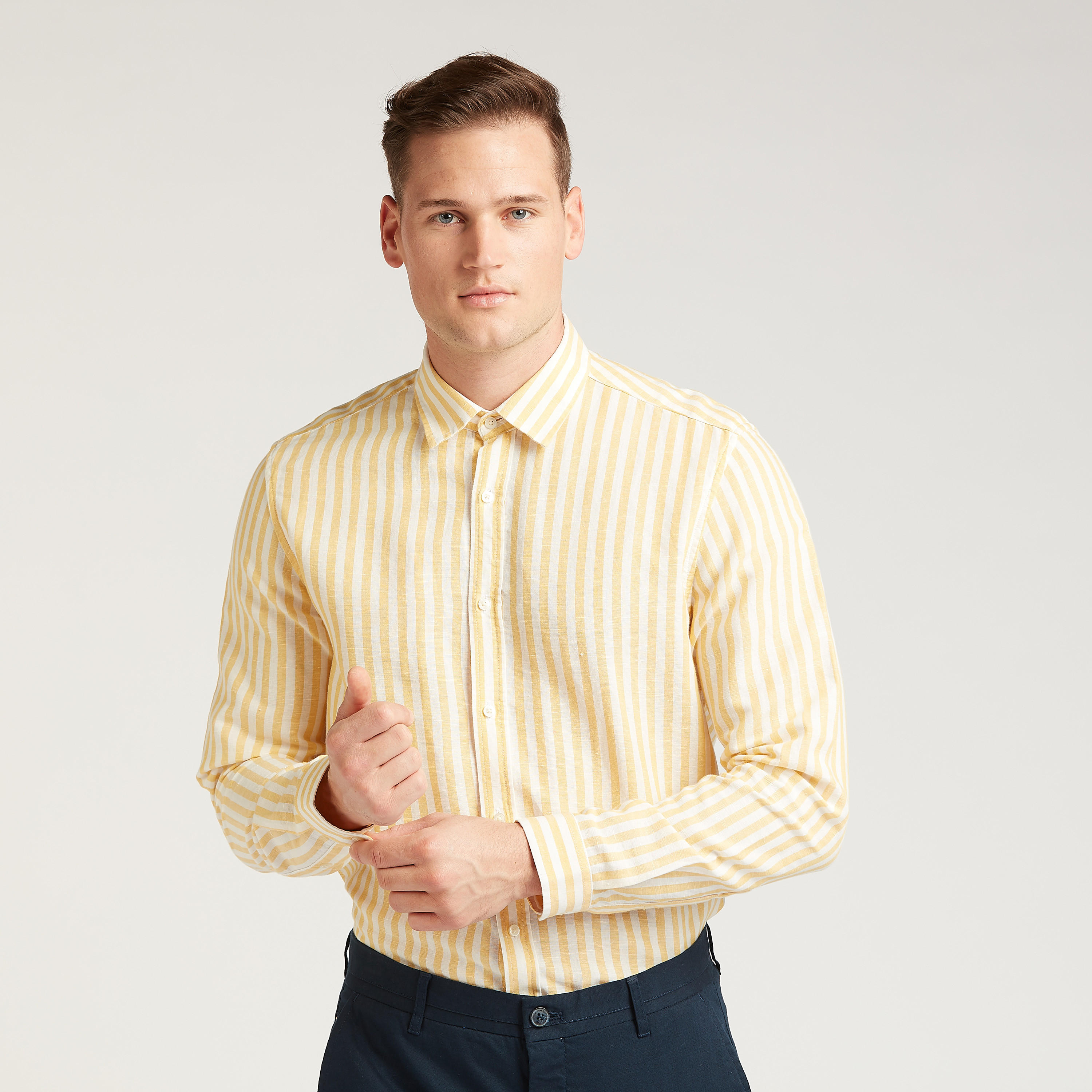 قميص كتّان مخطط بياقة عاديّة وأكمام طويلة-men-clothing-shirts-image-1