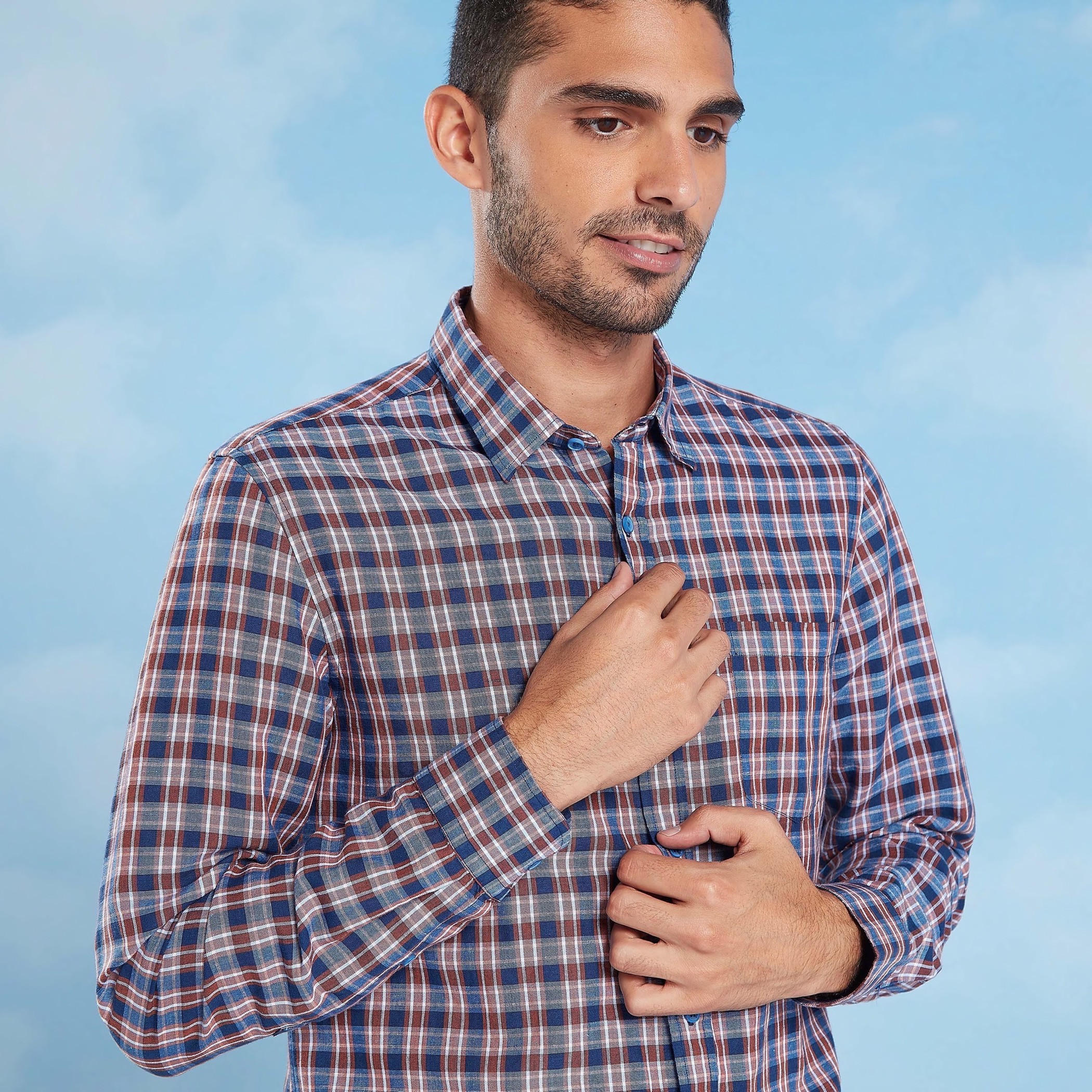 قميص كاروهات بياقة عادية وأكمام طويلة-men-clothing-shirts-image-3