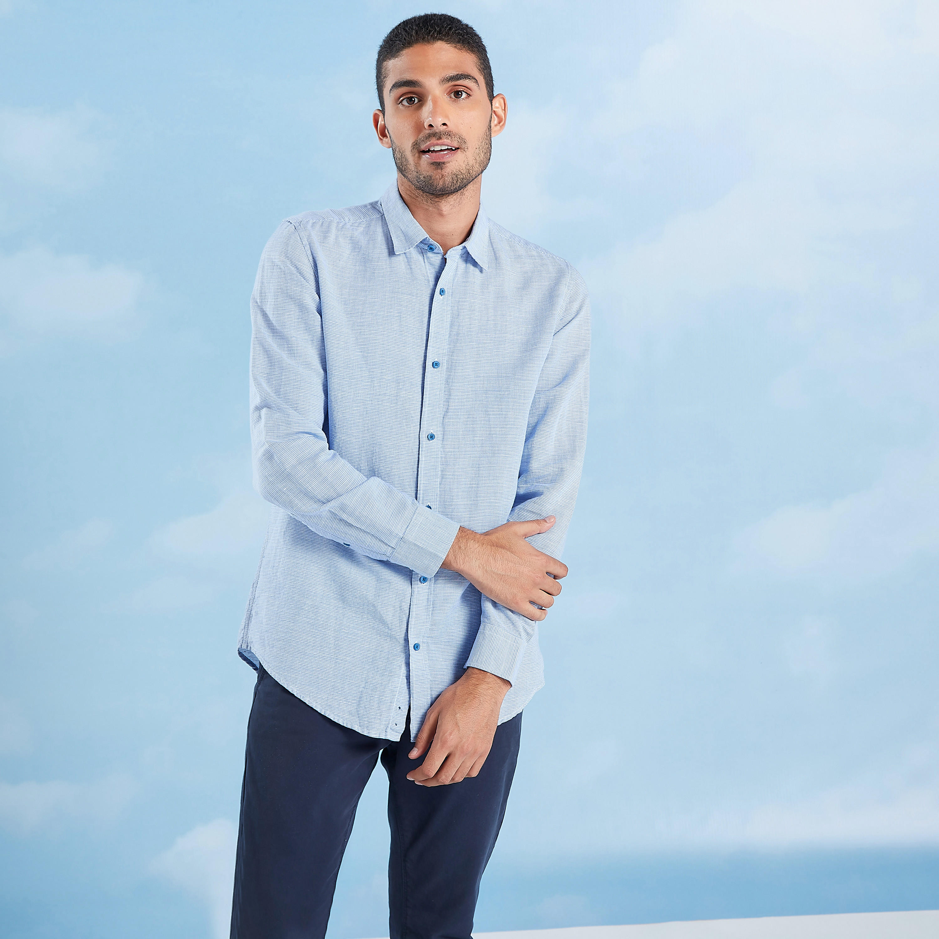 قميص كتّان بارز الملمس بياقة عاديّة وأكمام طويلة-men-clothing-shirts-image-3