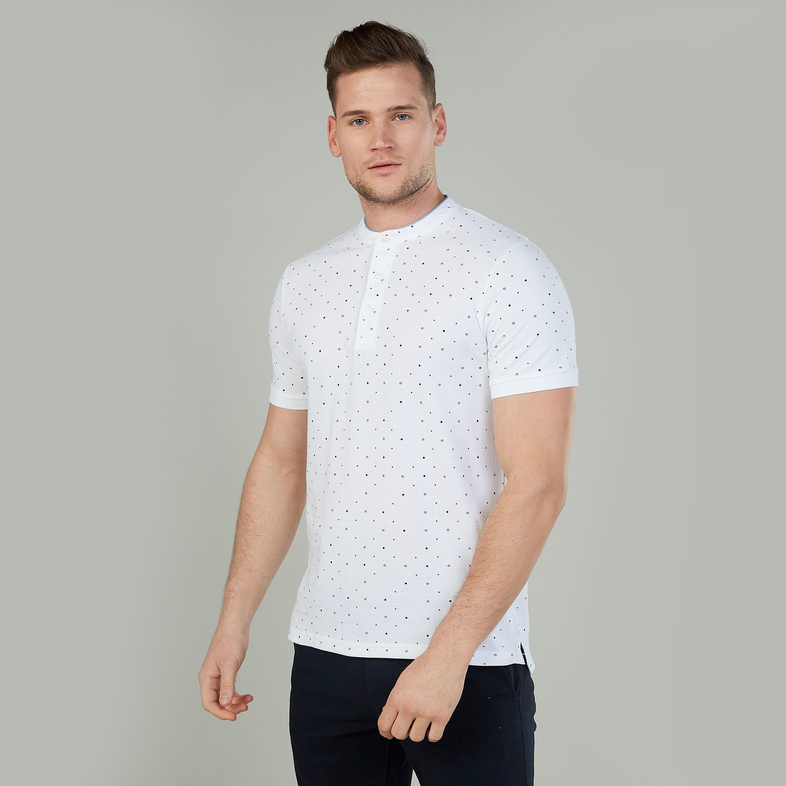 تيشيرت سليم بطبعات بياقة هينلي وأكمام قصيرة-men-clothing-tshirtsandpolos-polos-image-1