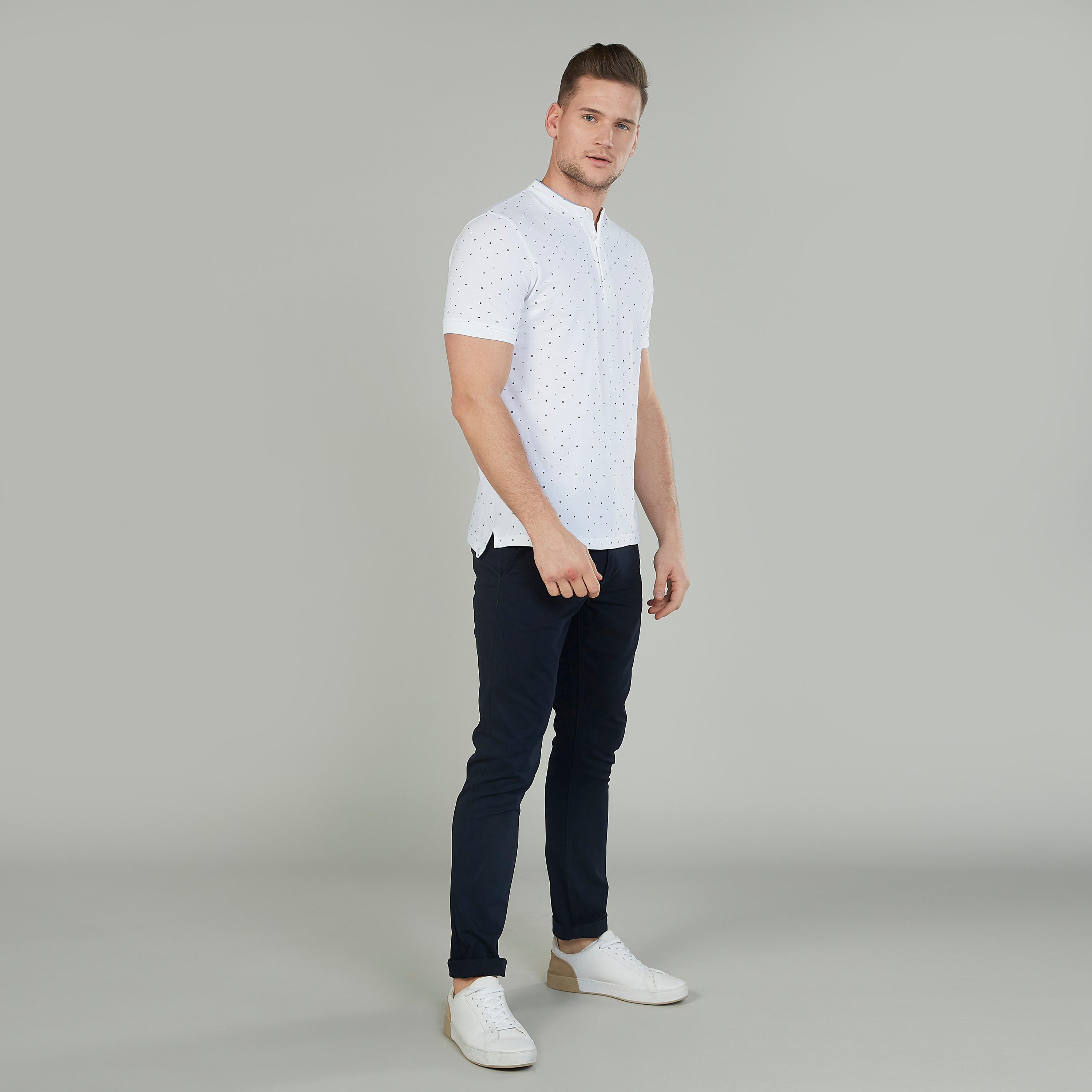 تيشيرت سليم بطبعات بياقة هينلي وأكمام قصيرة-men-clothing-tshirtsandpolos-polos-image-2