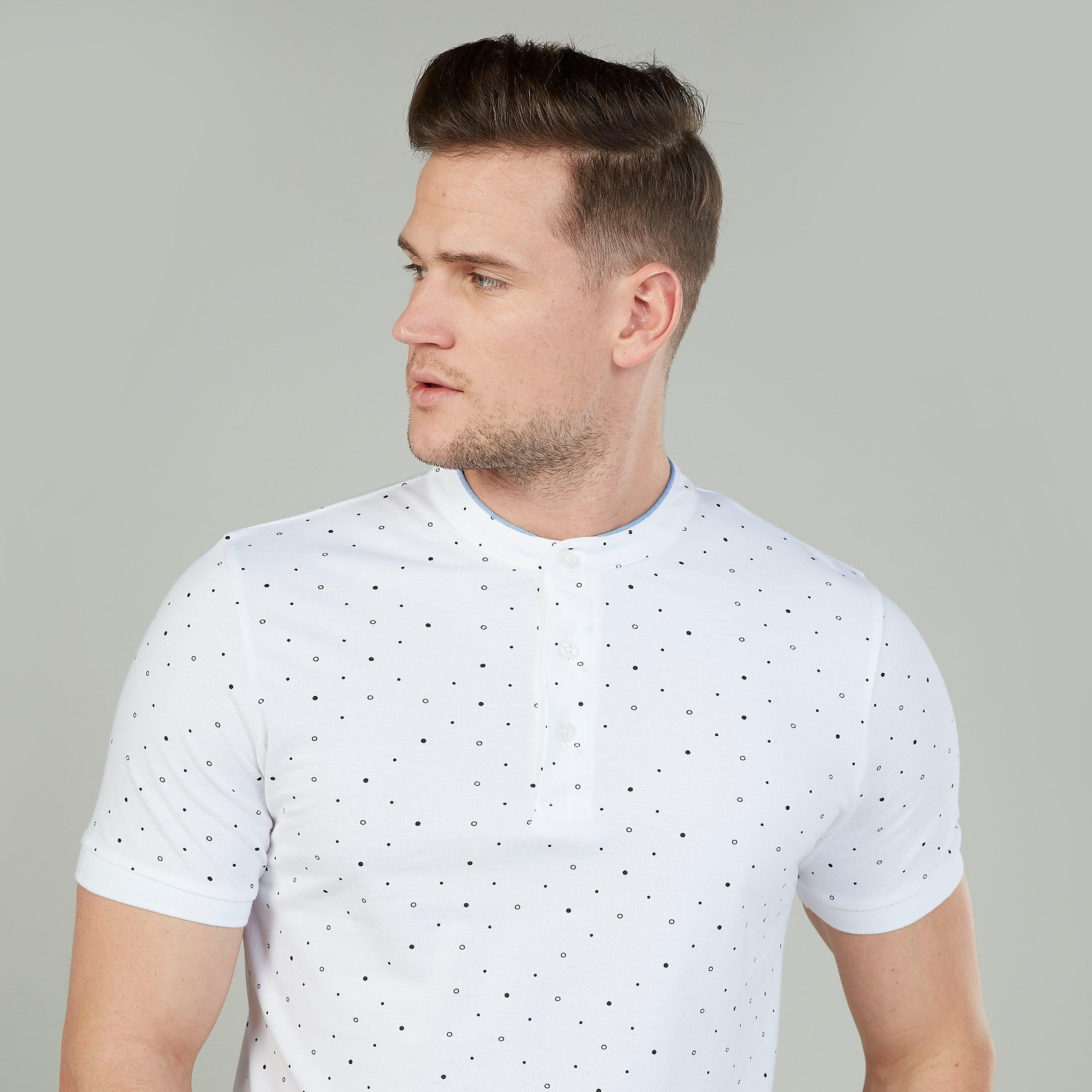 تيشيرت سليم بطبعات بياقة هينلي وأكمام قصيرة-men-clothing-tshirtsandpolos-polos-image-3