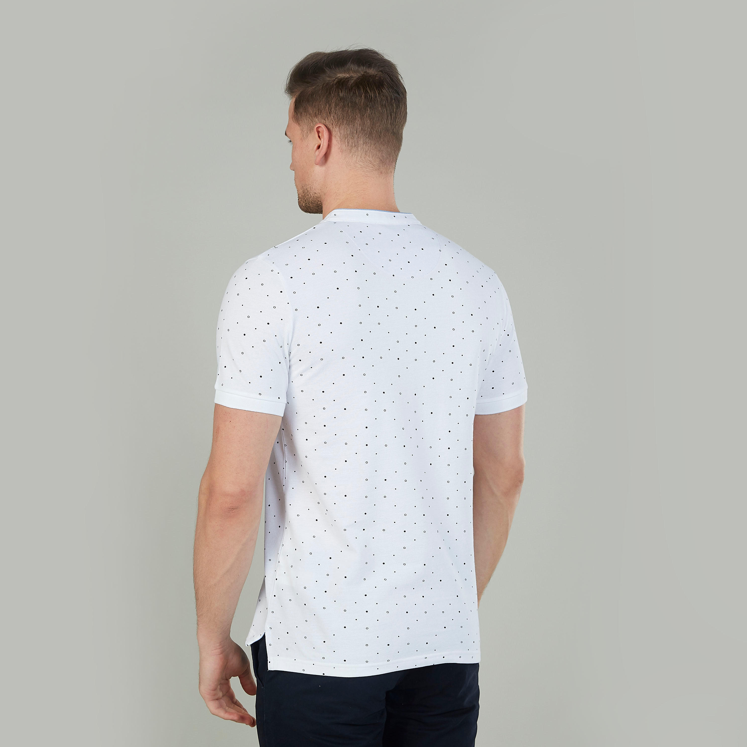 تيشيرت سليم بطبعات بياقة هينلي وأكمام قصيرة-men-clothing-tshirtsandpolos-polos-image-4