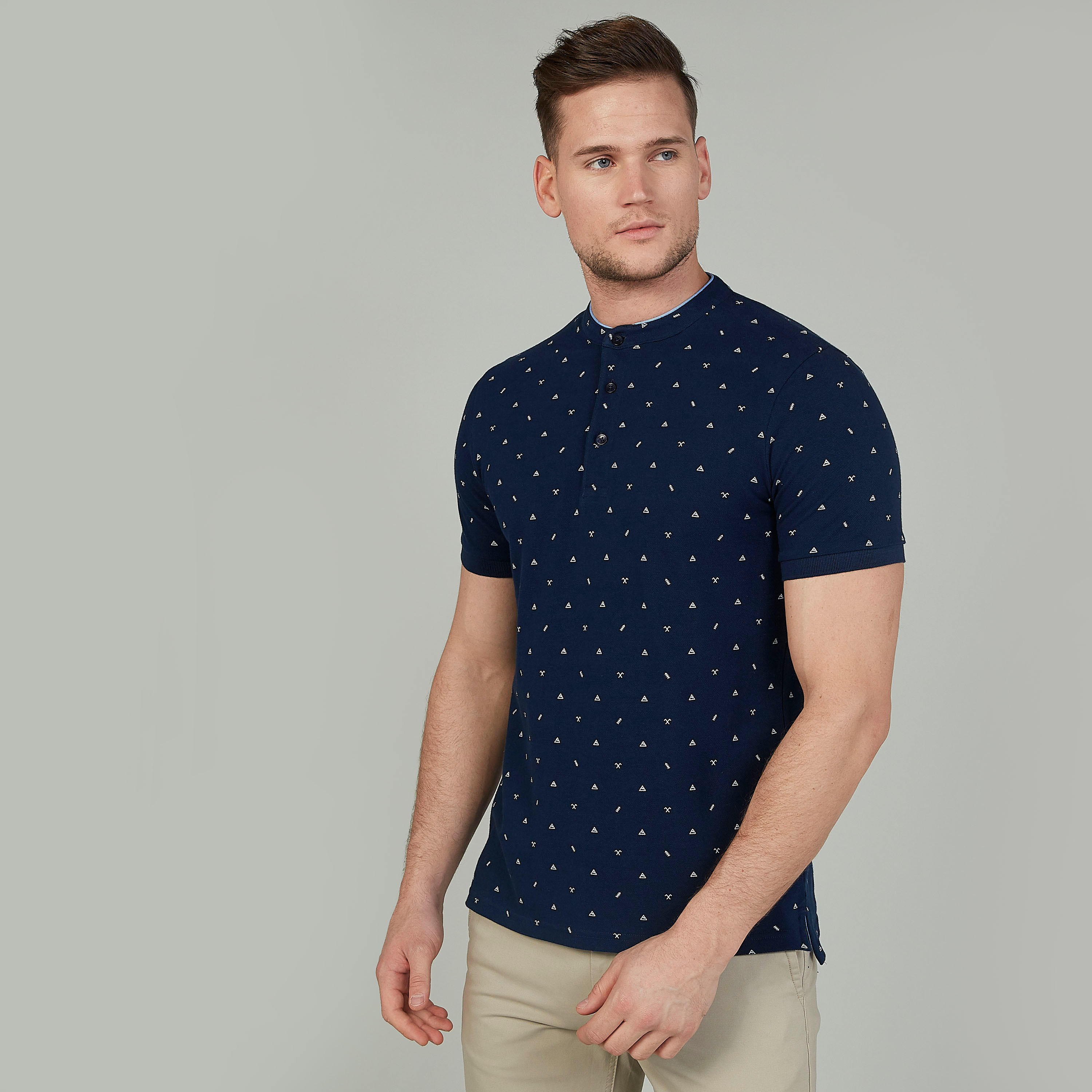 تيشيرت سليم بارز الملمس بياقة هينلي وأكمام قصيرة-men-clothing-tshirtsandpolos-polos-image-5
