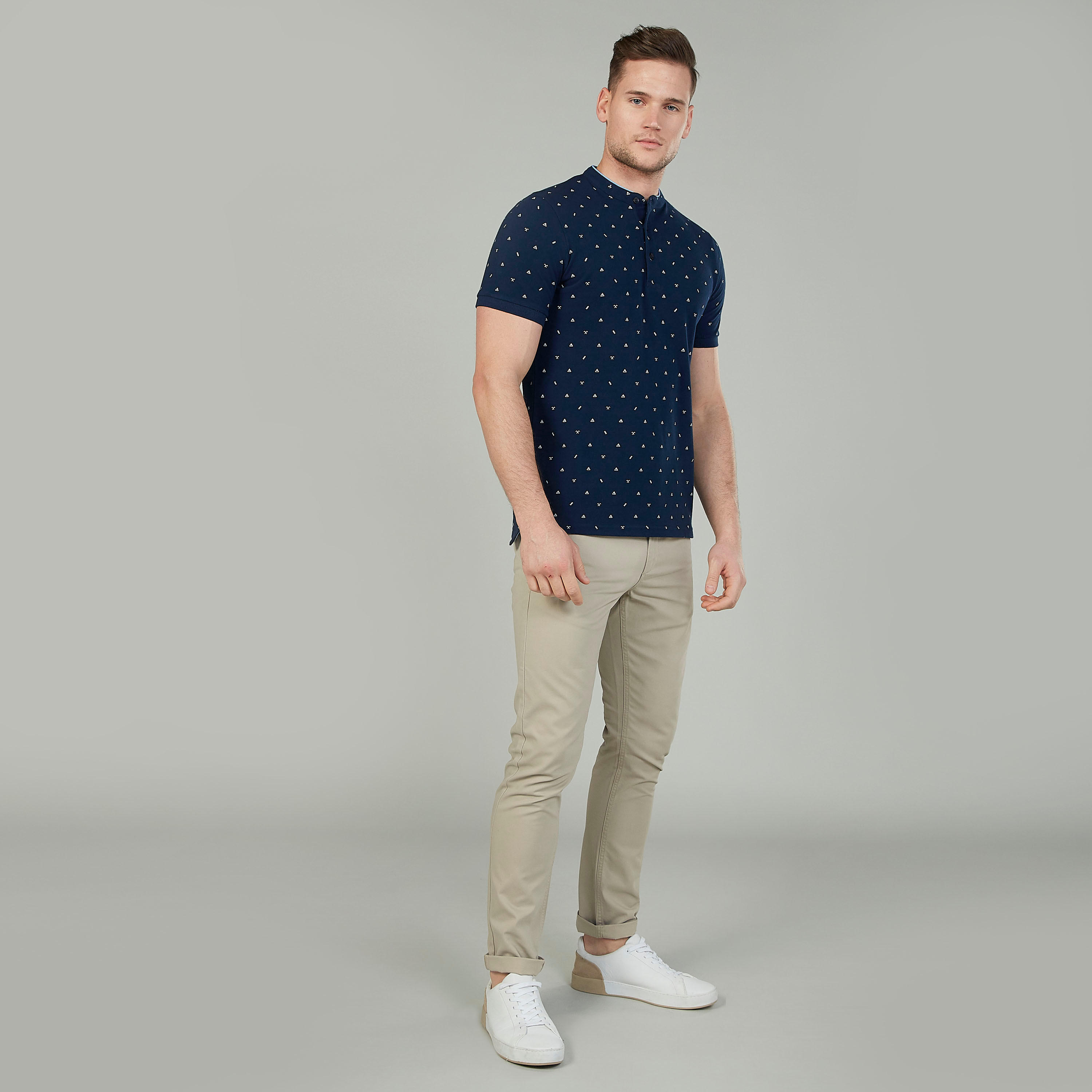 تيشيرت سليم بارز الملمس بياقة هينلي وأكمام قصيرة-men-clothing-tshirtsandpolos-polos-image-4