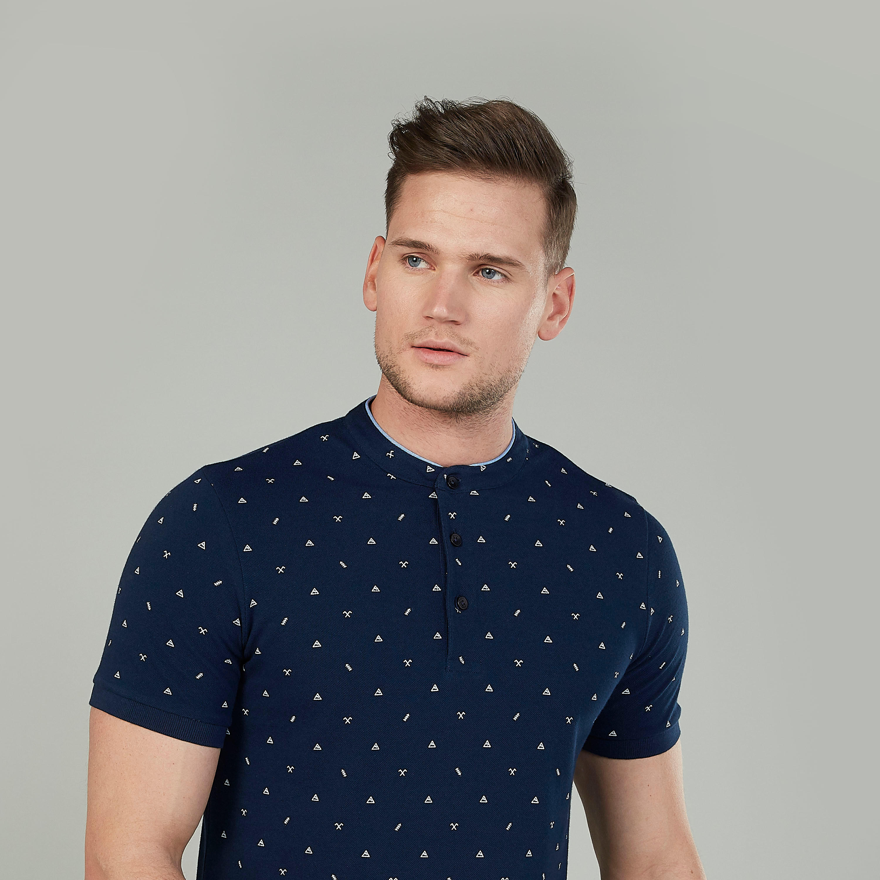 تيشيرت سليم بارز الملمس بياقة هينلي وأكمام قصيرة-men-clothing-tshirtsandpolos-polos-image-3
