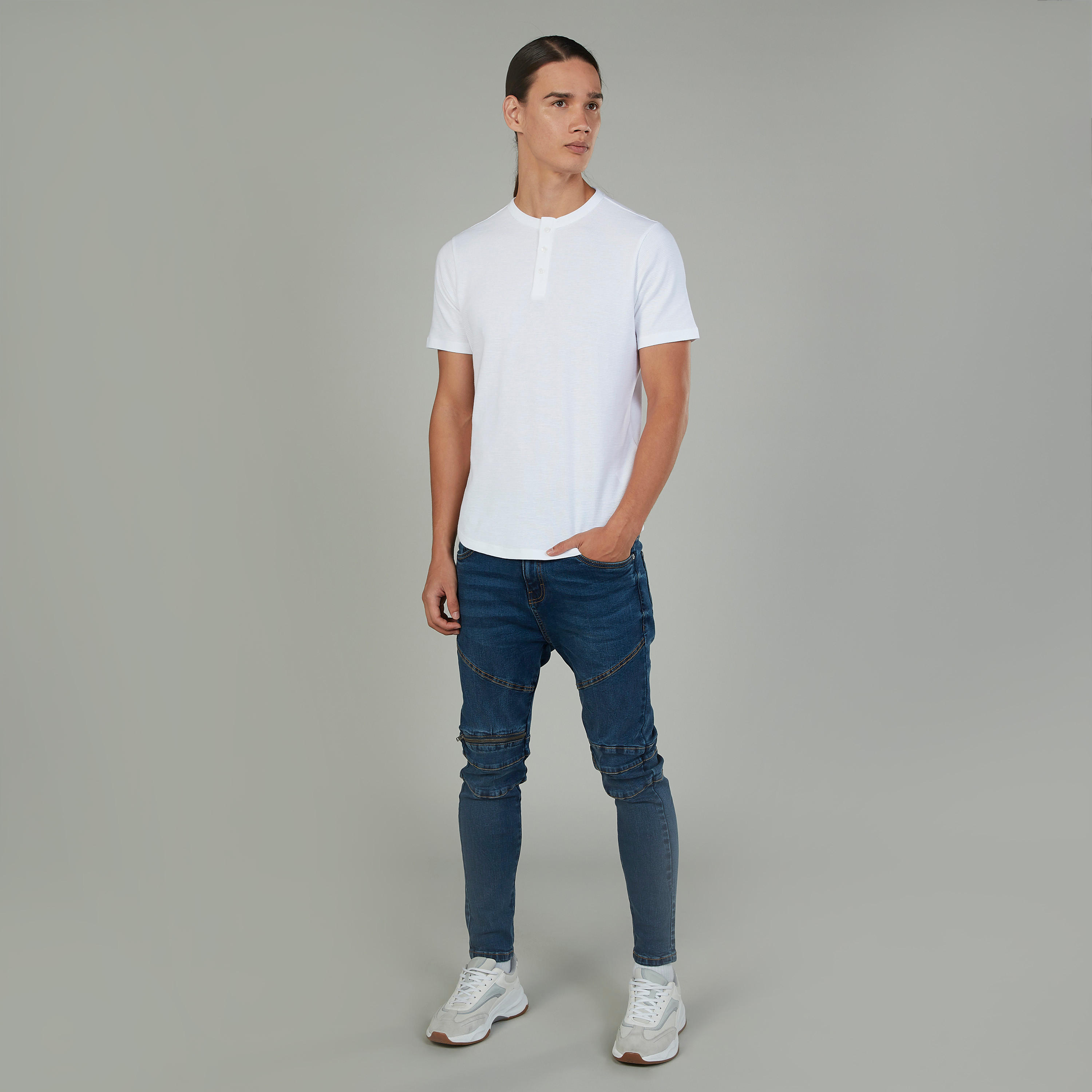 تيشيرت سليم بارز الملمس بياقة هينلي وأكمام قصيرة-men-clothing-tshirtsandpolos-tshirts-image-2