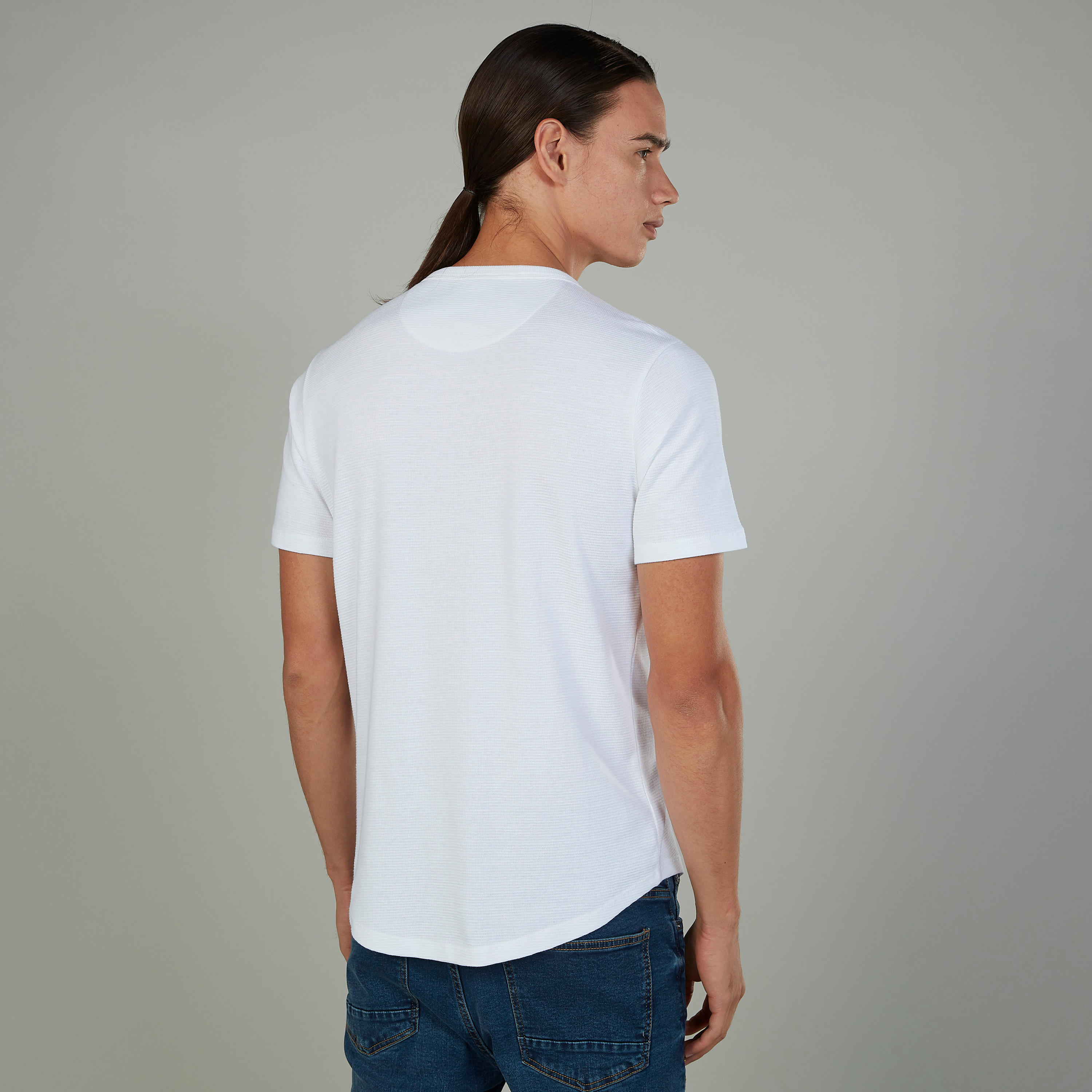 تيشيرت سليم بارز الملمس بياقة هينلي وأكمام قصيرة-men-clothing-tshirtsandpolos-tshirts-image-4