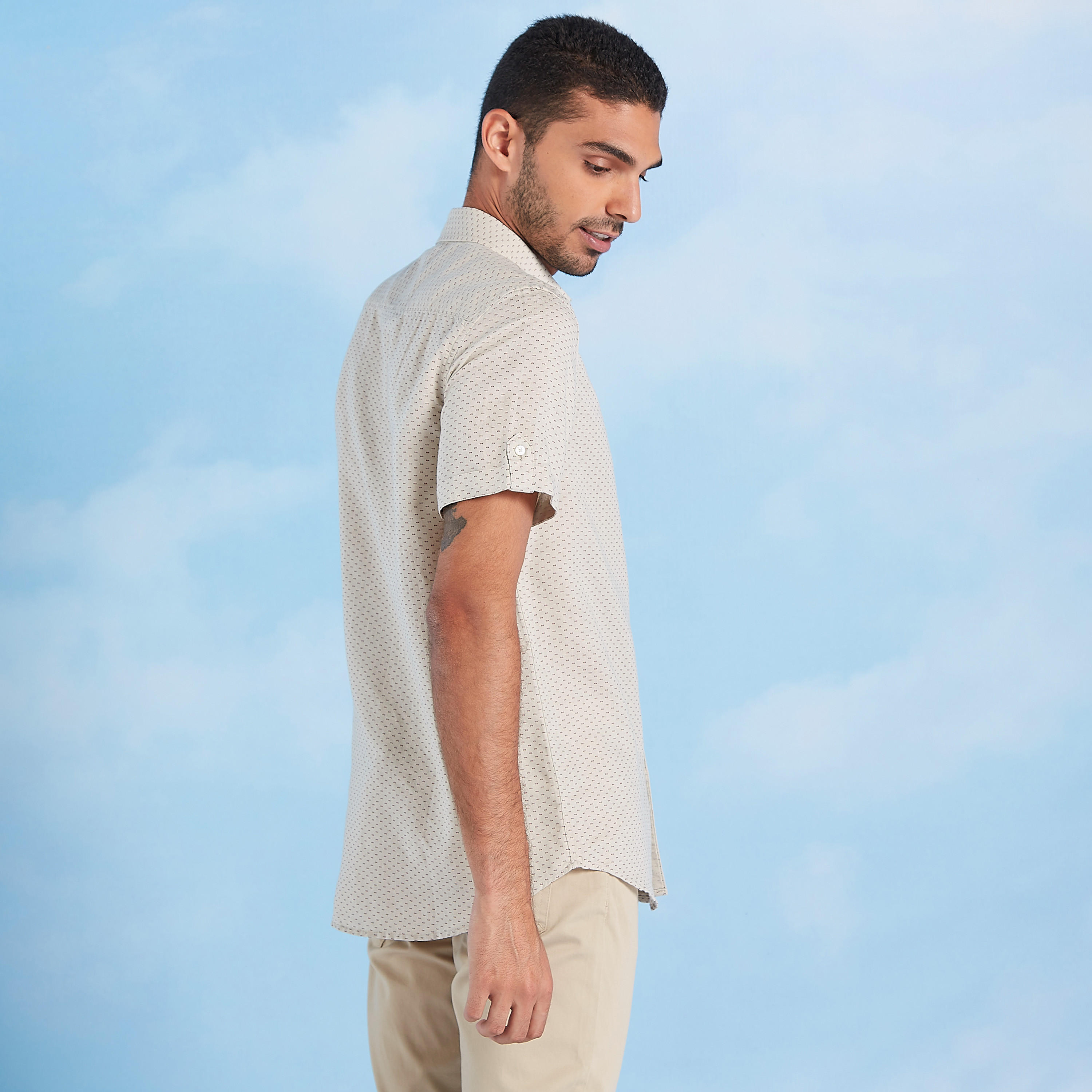 قميص كتّان مستدام بياقة ماندارين وأكمام قصيرة وطبعات-men-clothing-shirts-image-4