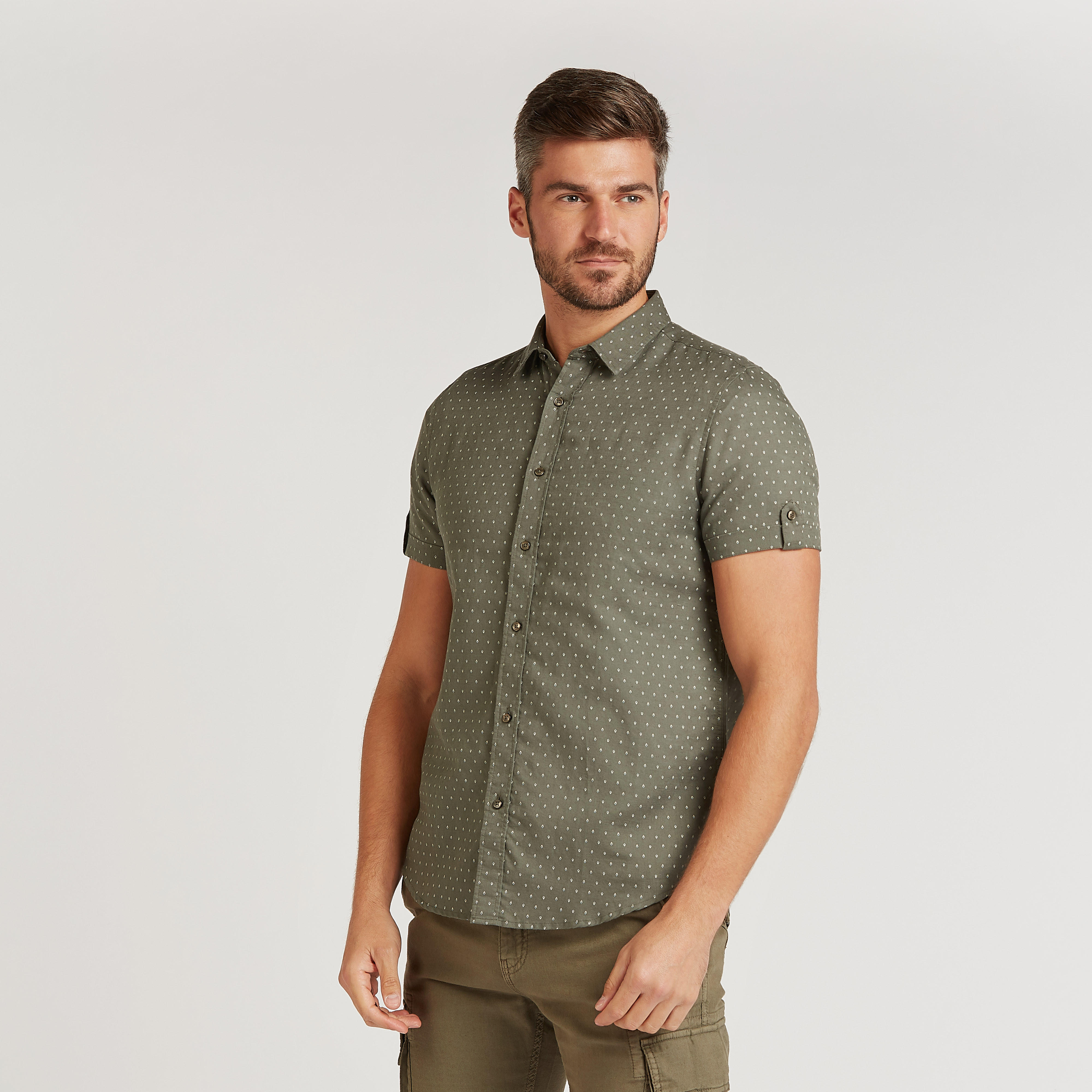 قميص كتّان مستدام بياقة ماندارين وأكمام قصيرة وطبعات-men-clothing-shirts-image-5