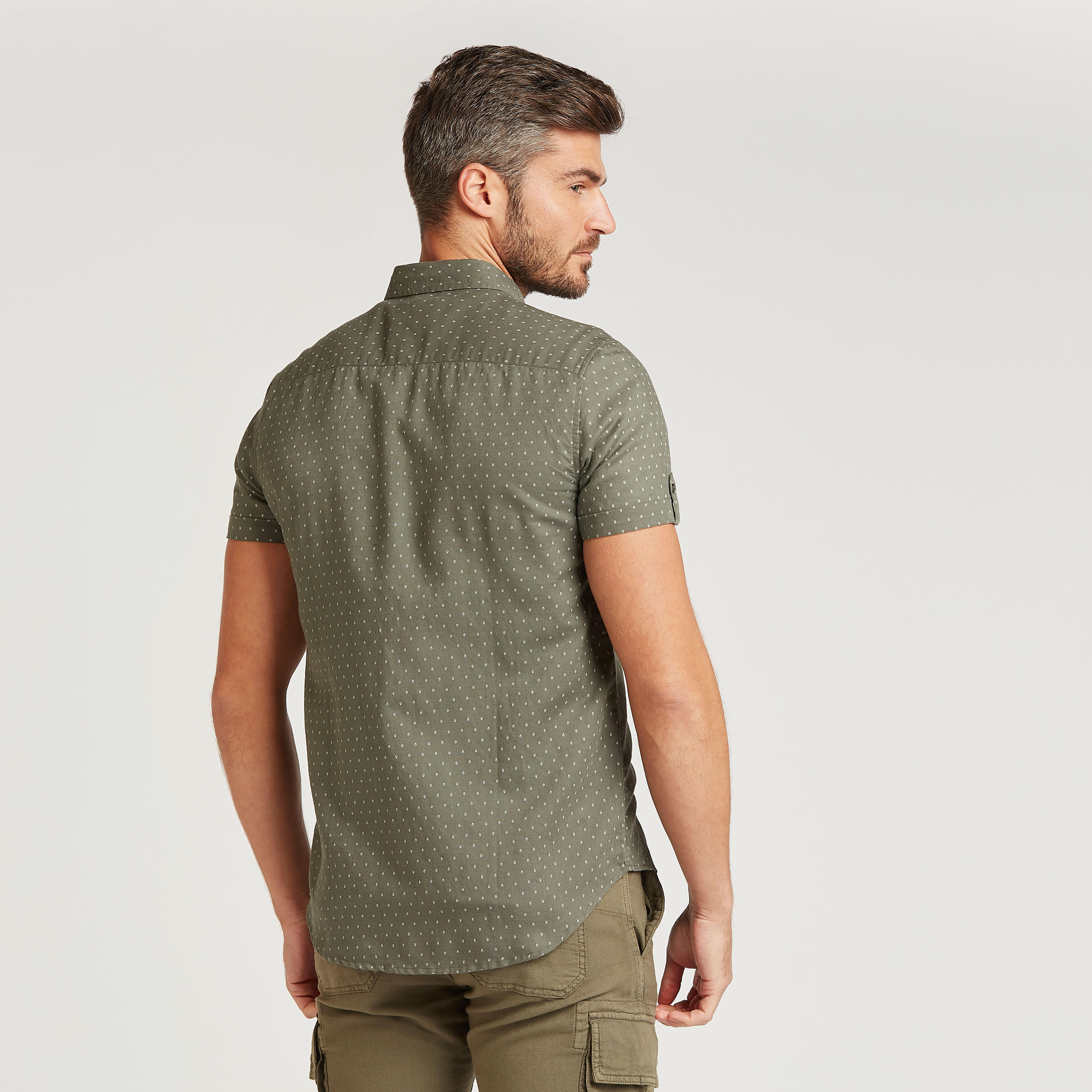 قميص كتّان مستدام بياقة ماندارين وأكمام قصيرة وطبعات-men-clothing-shirts-image-8