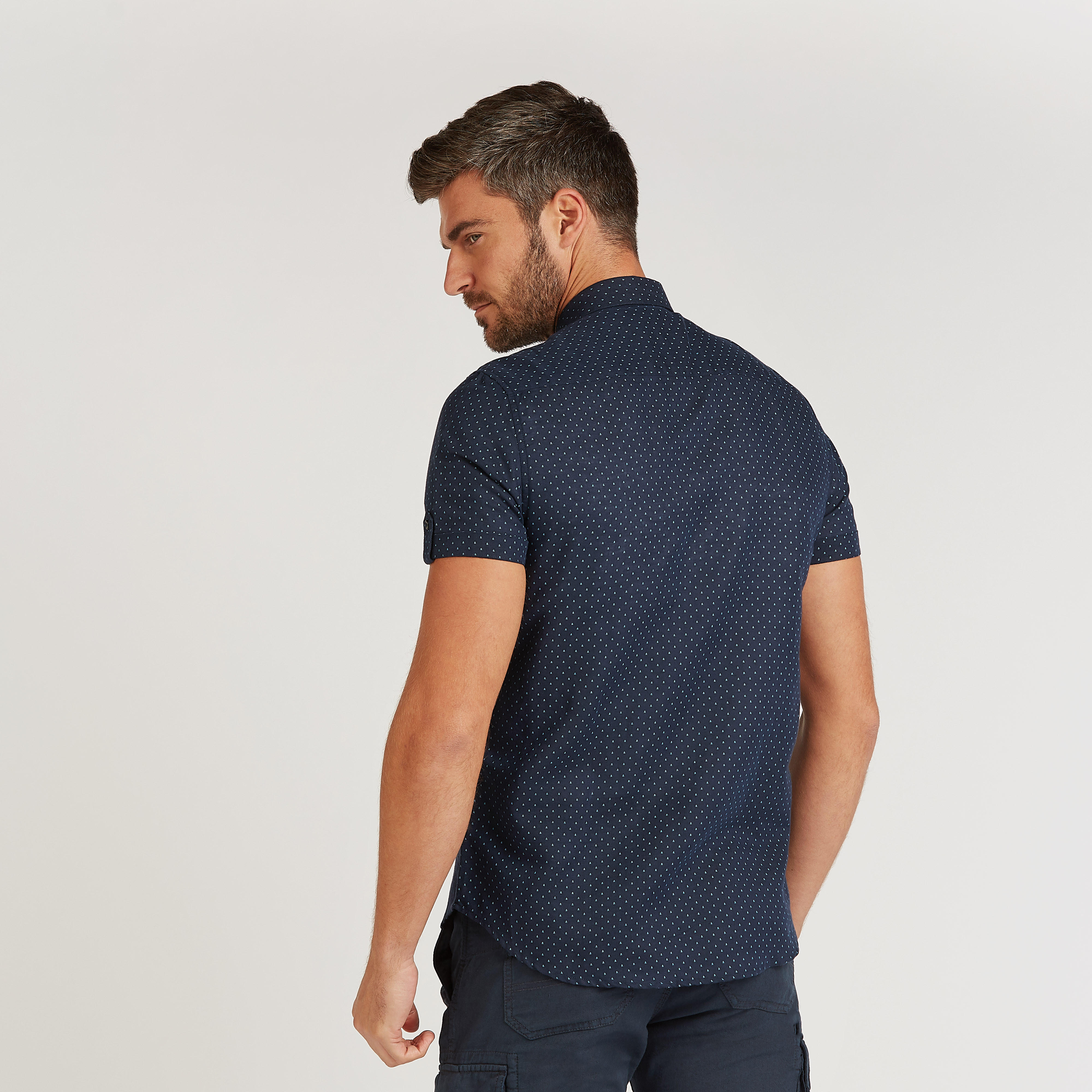 قميص كتّان مستدام بياقة ماندارين وأكمام قصيرة وطبعات-men-clothing-shirts-image-4