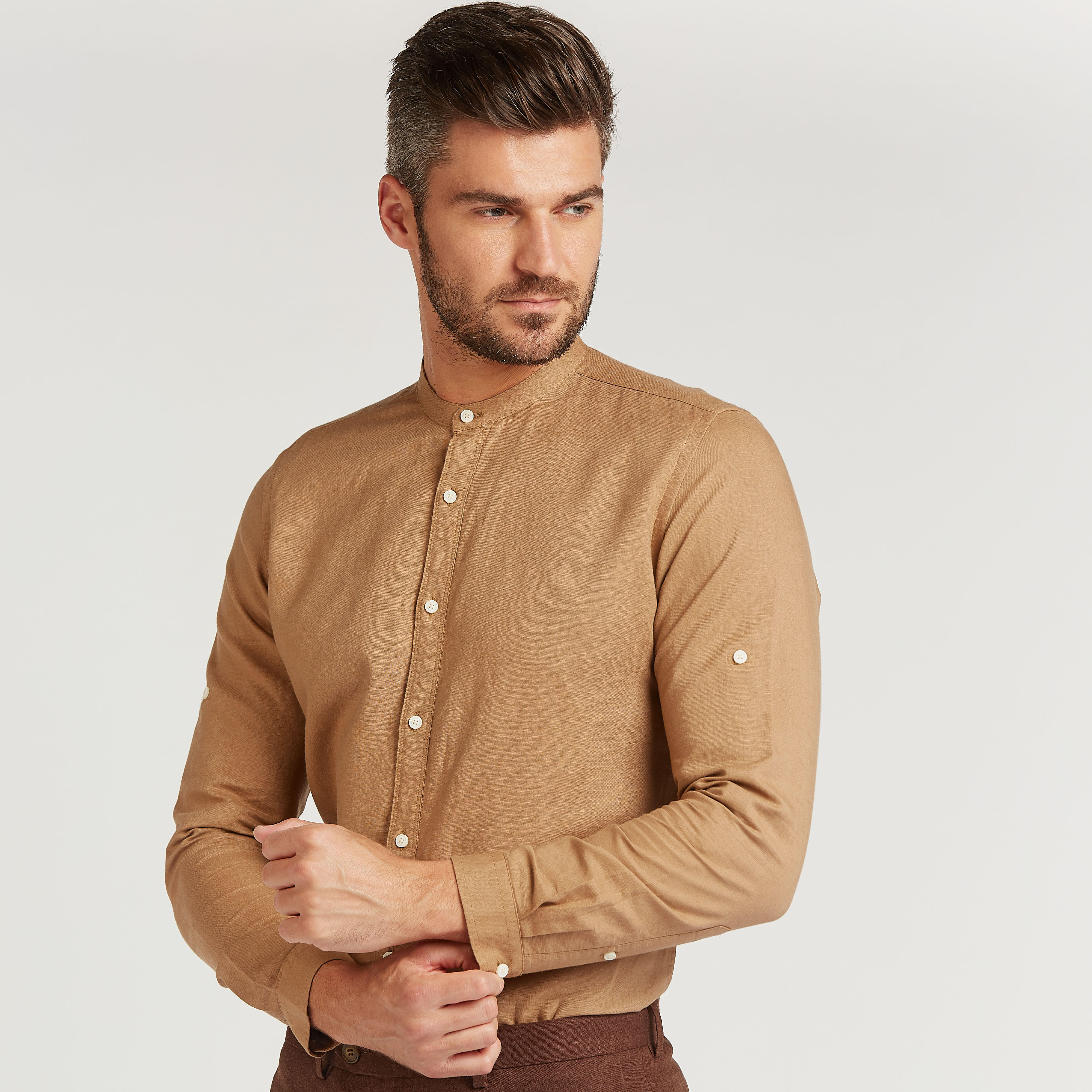 قميص كتّان مستدام سادة بياقة ماندارين وأكمام قصيرة-men-clothing-shirts-image-3