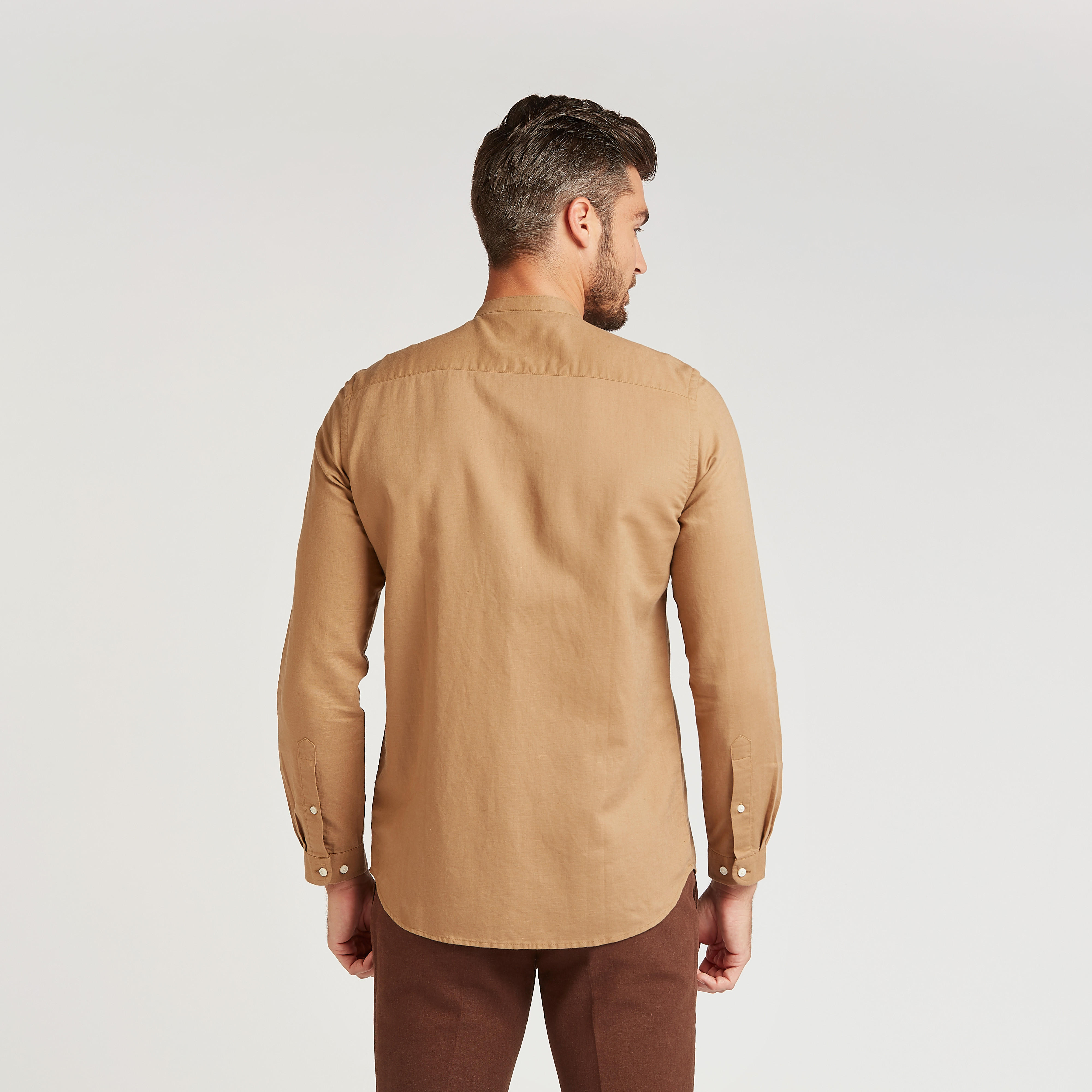 قميص كتّان مستدام سادة بياقة ماندارين وأكمام قصيرة-men-clothing-shirts-image-4