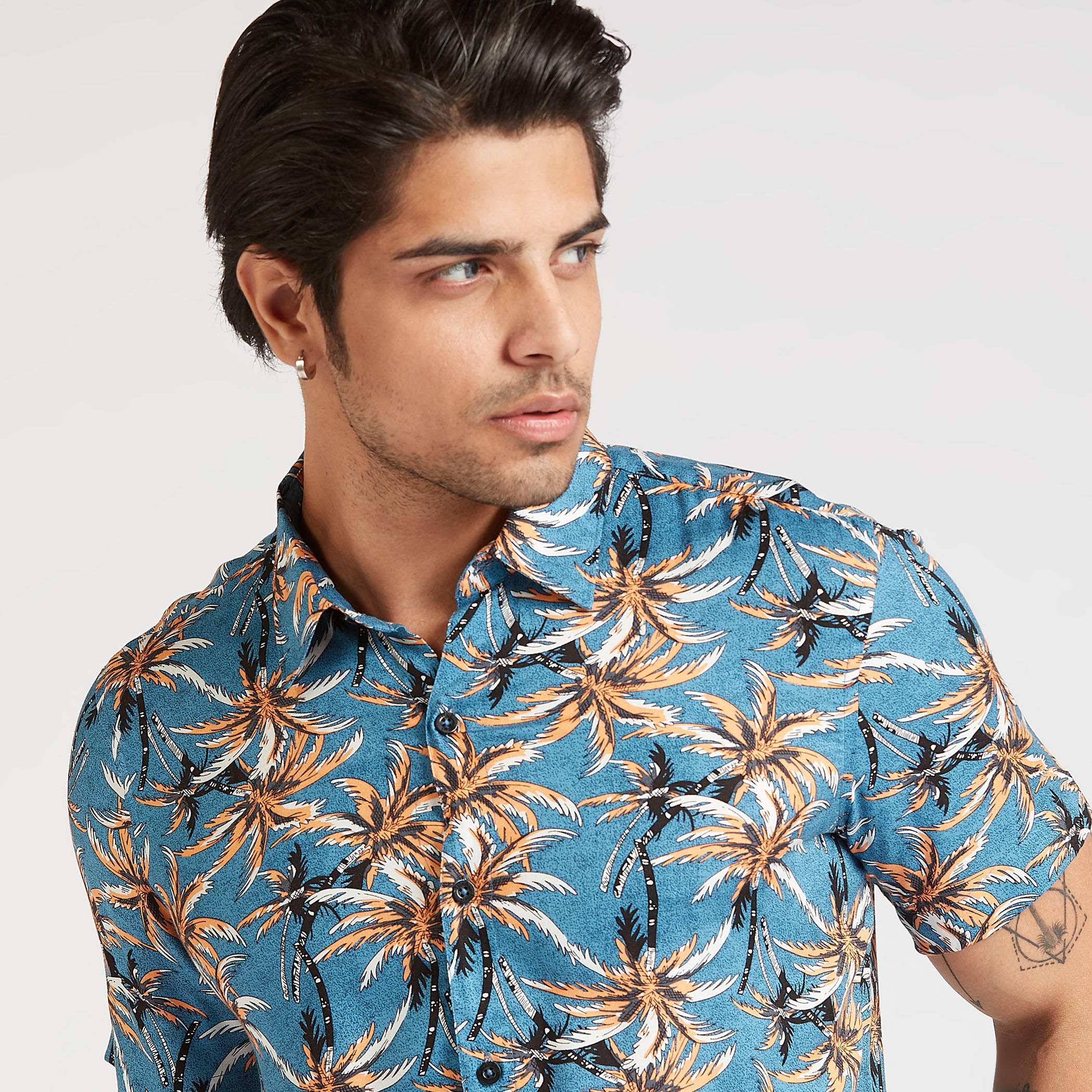 قميص سليم فيت بياقة عاديّة وأكمام قصيرة وطبعات-men-clothing-shirts-image-3