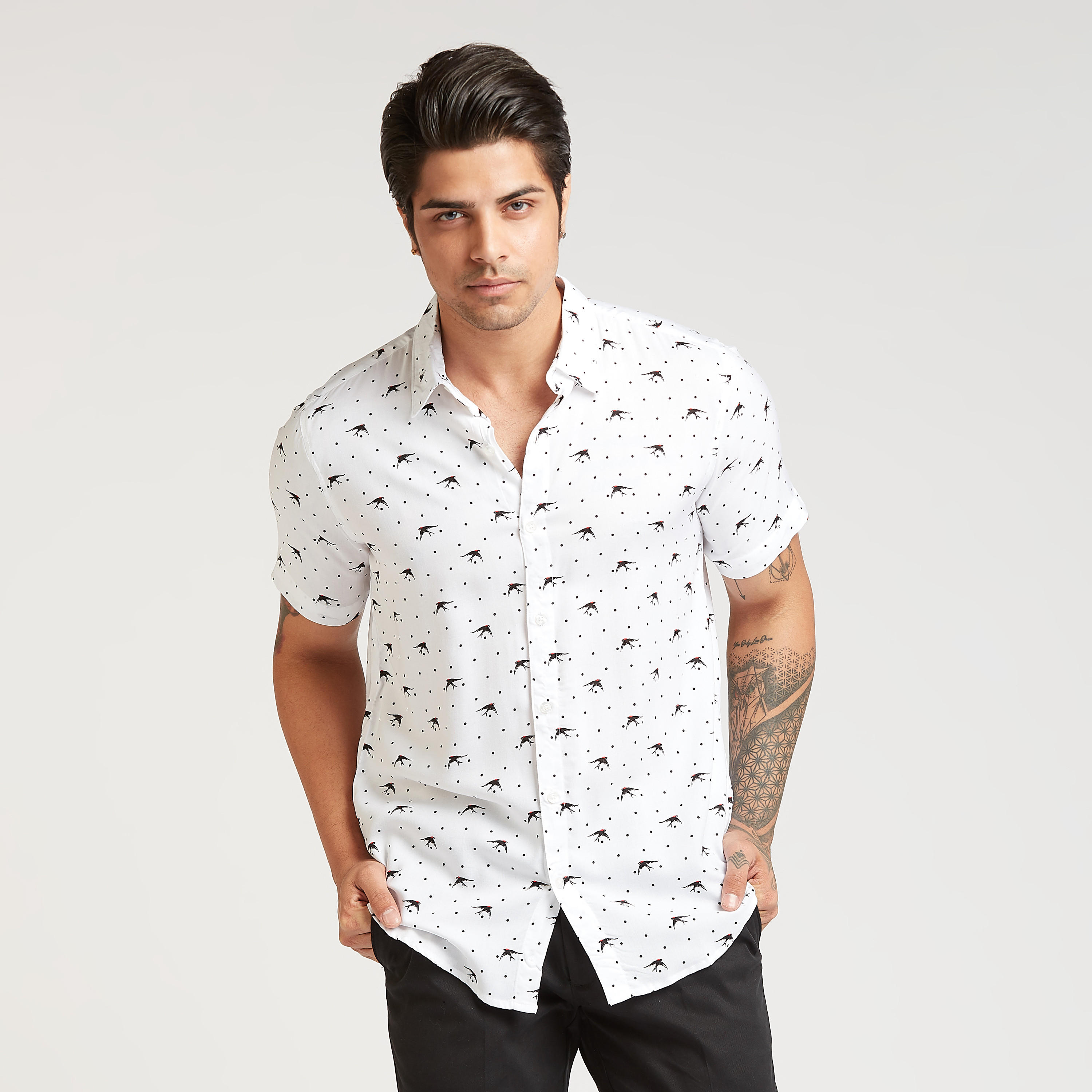 قميص بقصة سليم بياقة عاديّة وأكمام قصيرة وطبعات-men-clothing-shirts-image-1