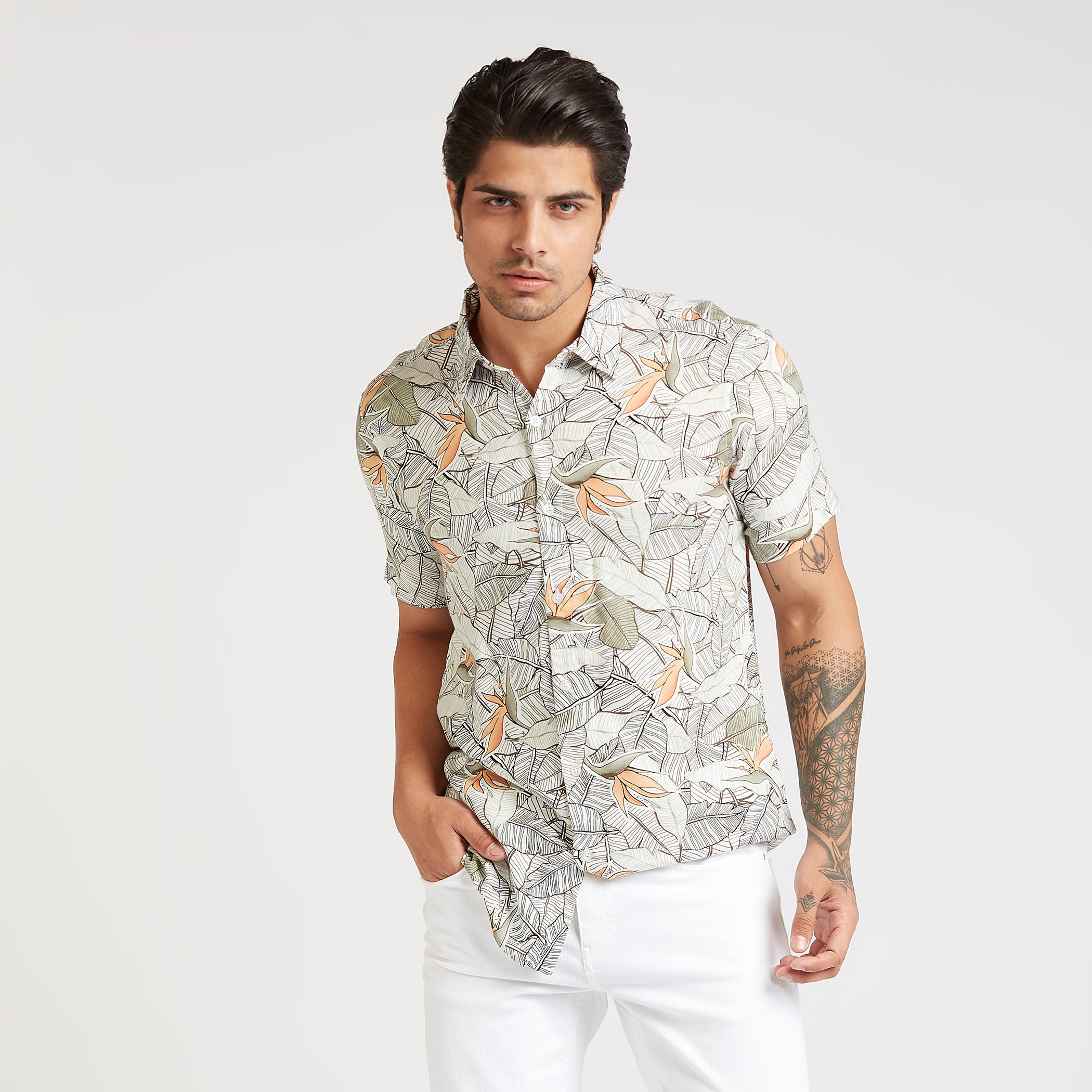 قميص سليم فيت بياقة عاديّة وأكمام قصيرة وطبعات-men-clothing-shirts-image-1