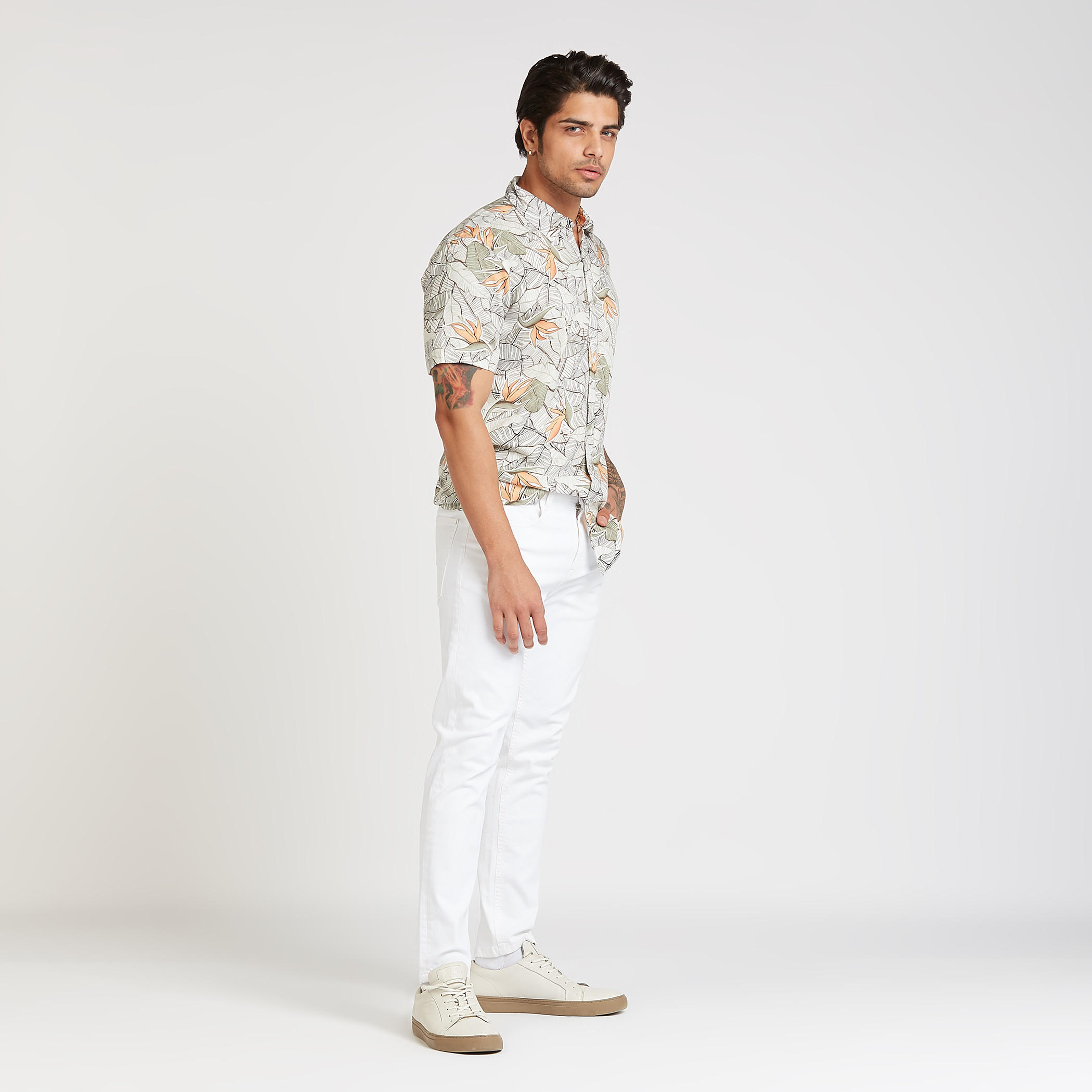قميص سليم فيت بياقة عاديّة وأكمام قصيرة وطبعات-men-clothing-shirts-image-2