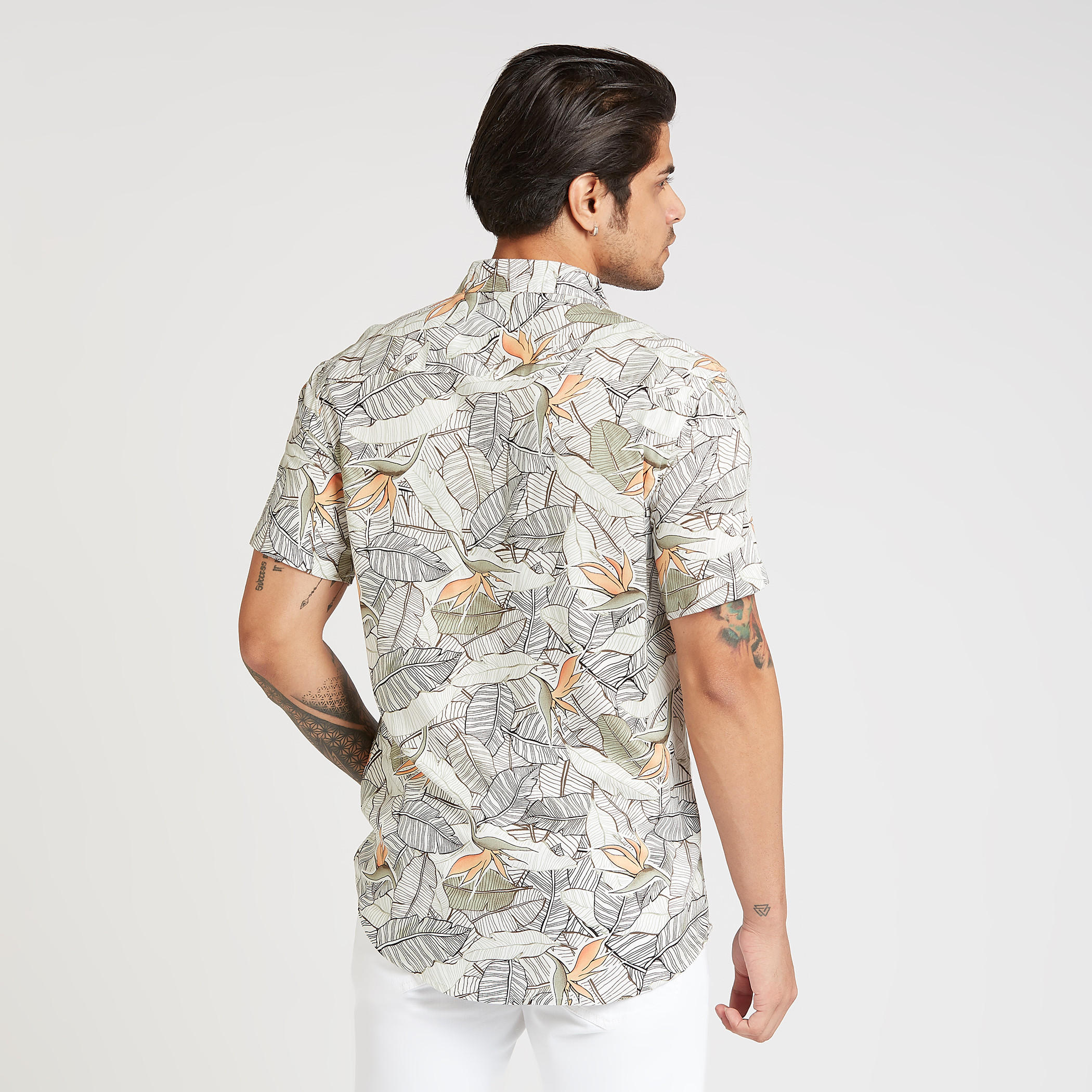 قميص سليم فيت بياقة عاديّة وأكمام قصيرة وطبعات-men-clothing-shirts-image-4