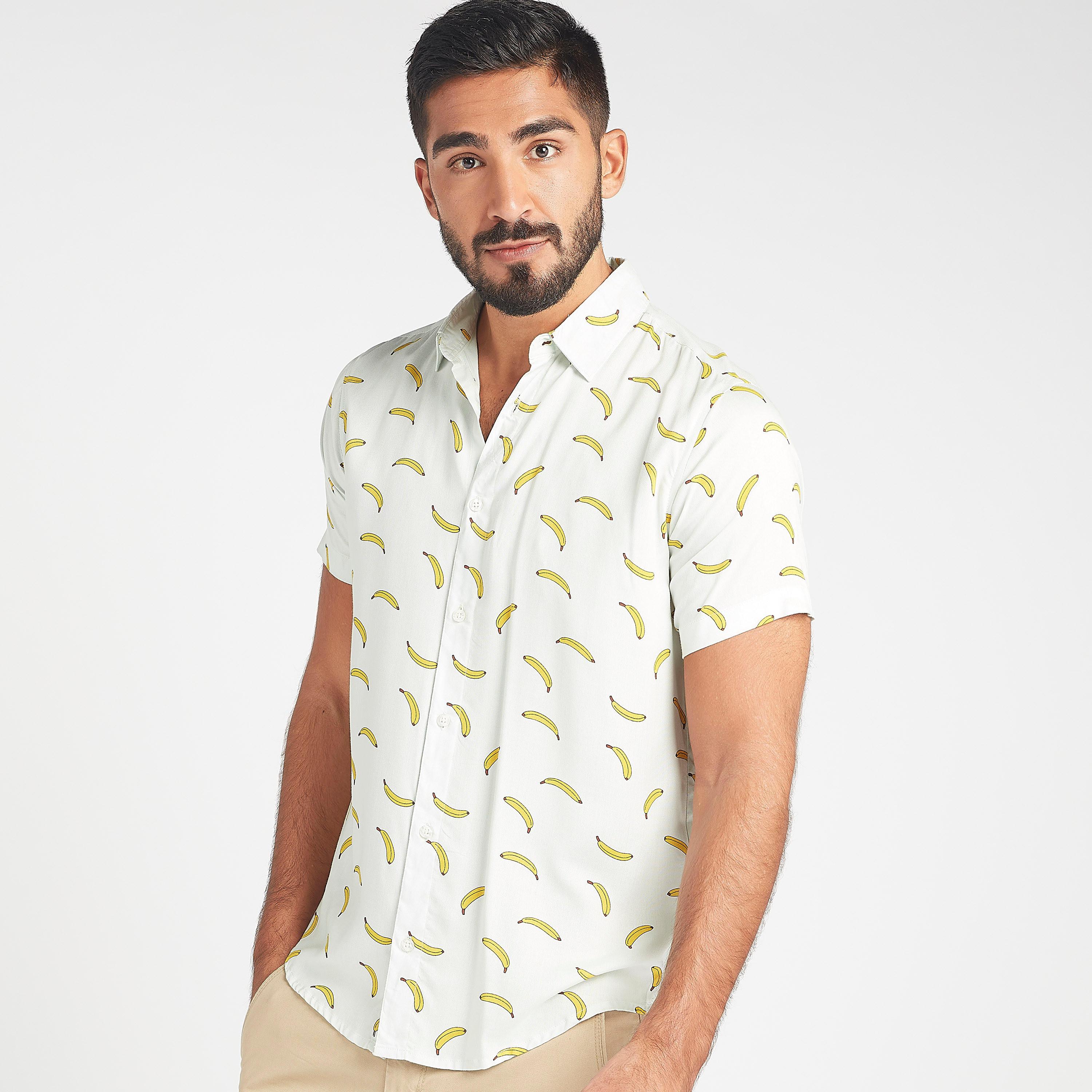 قميص سليم فيت وياقة عادية وأكمام قصيرة وطبعات-men-clothing-shirts-image-3