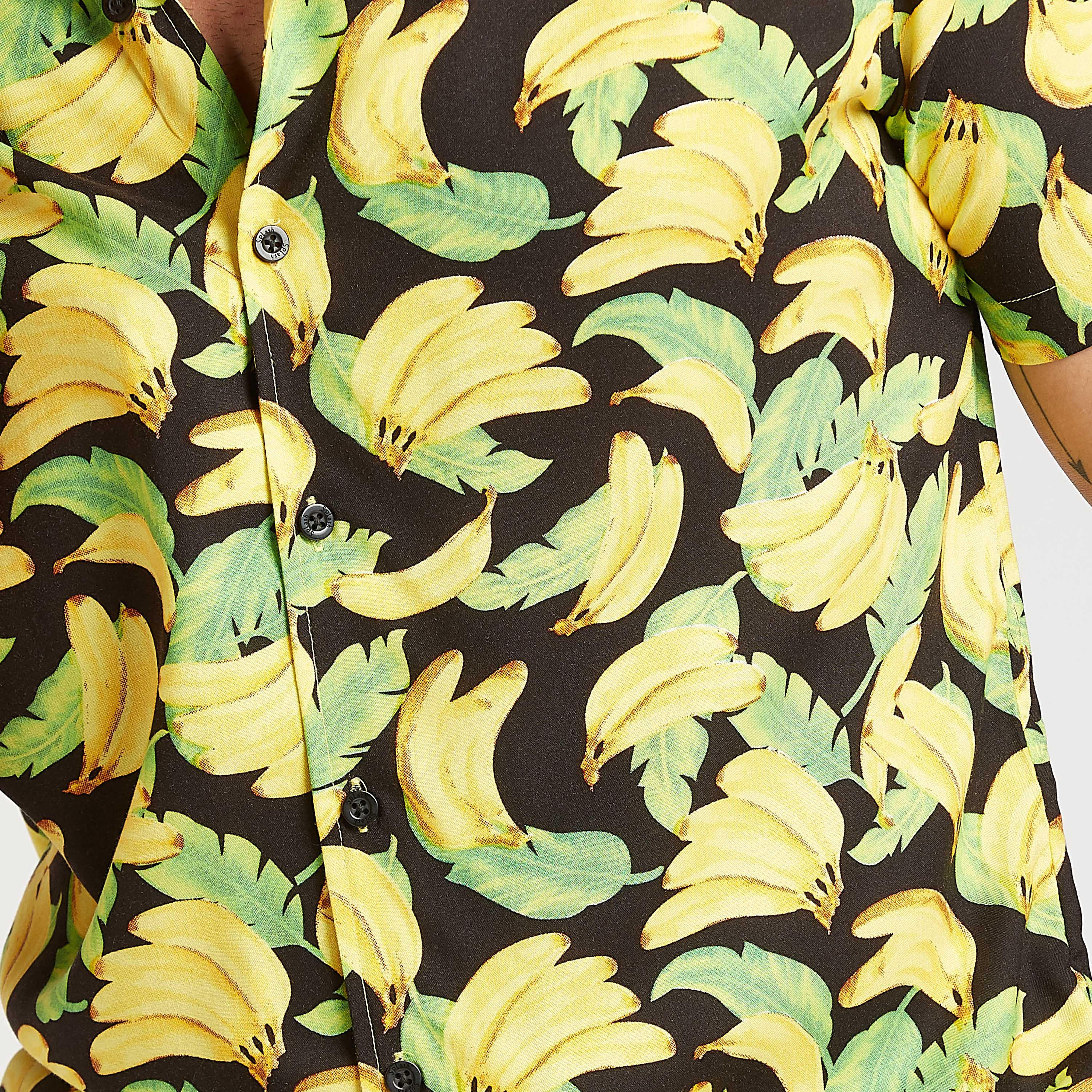 قميص بقصة سليم بياقة عاديّة وأكمام قصيرة وطبعات-men-clothing-shirts-image-2
