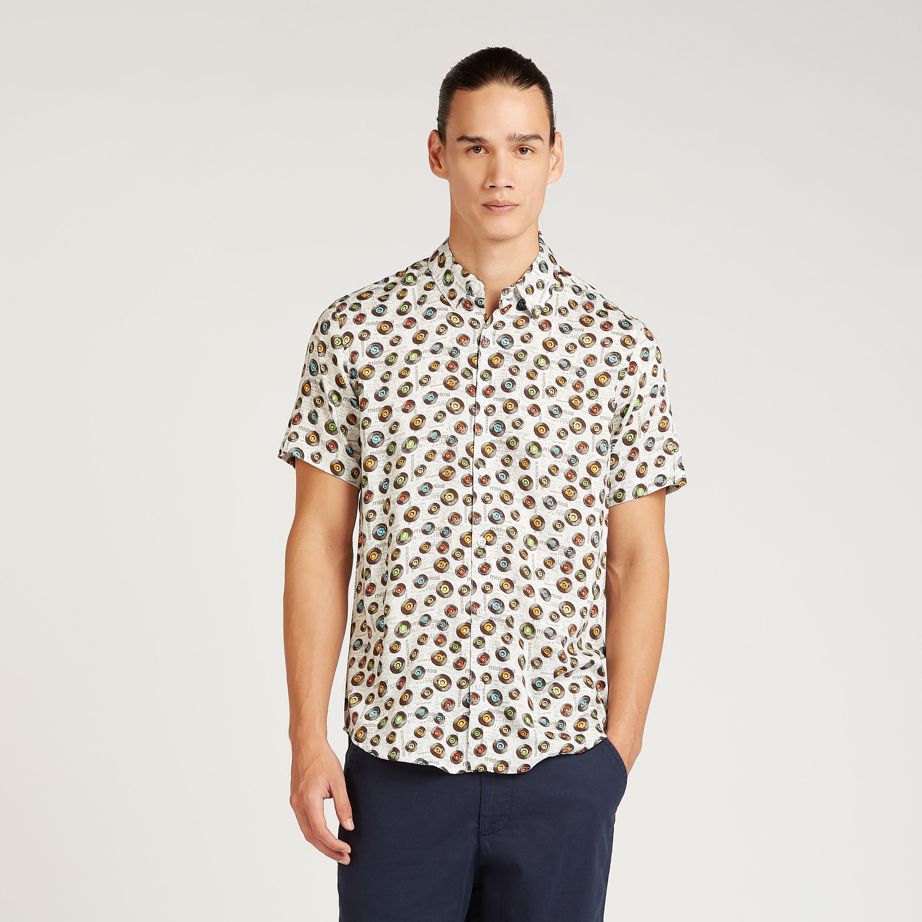 قميص بياقة عاديّة وأكمام قصيرة وطبعات-men-clothing-shirts-image-1