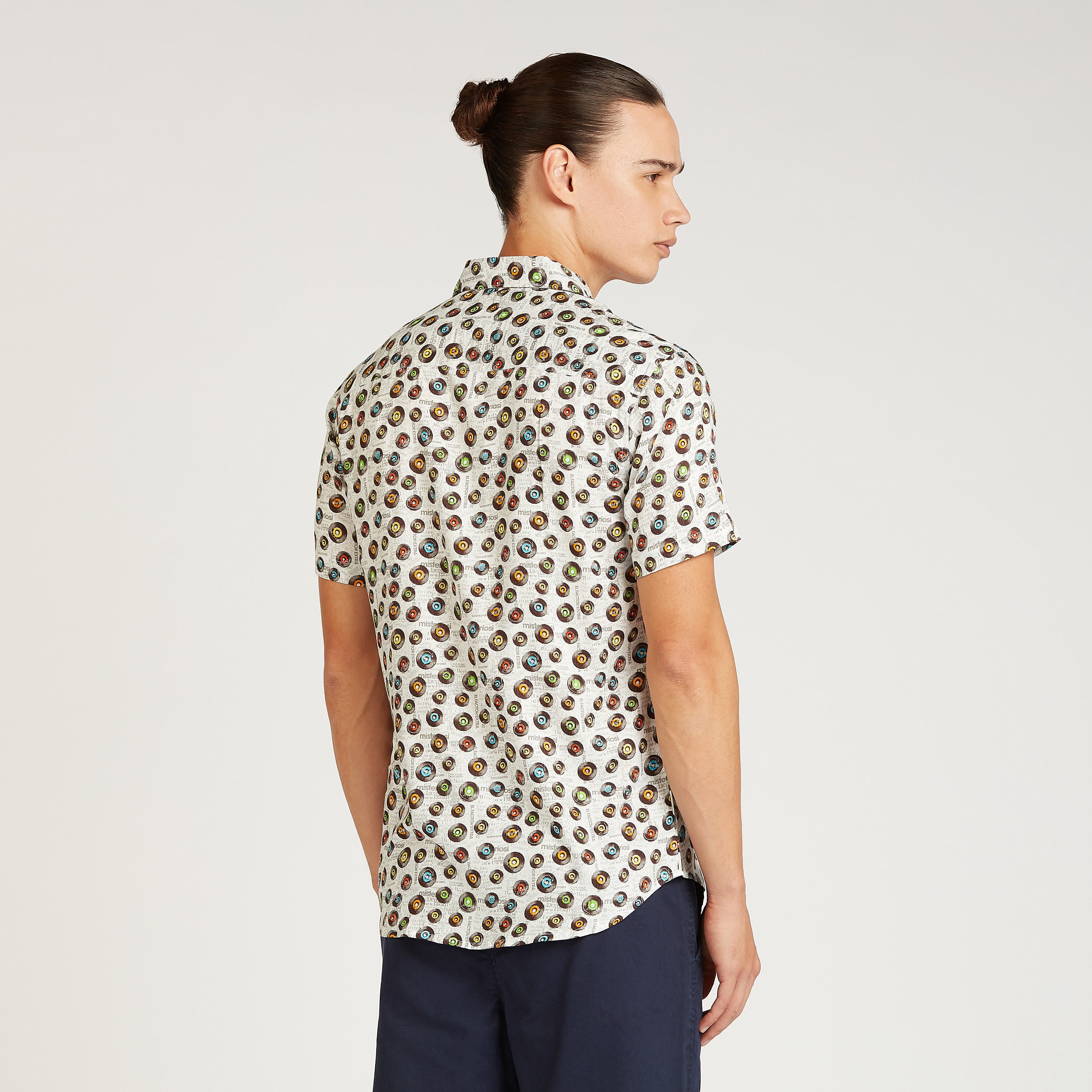 قميص بياقة عاديّة وأكمام قصيرة وطبعات-men-clothing-shirts-image-4