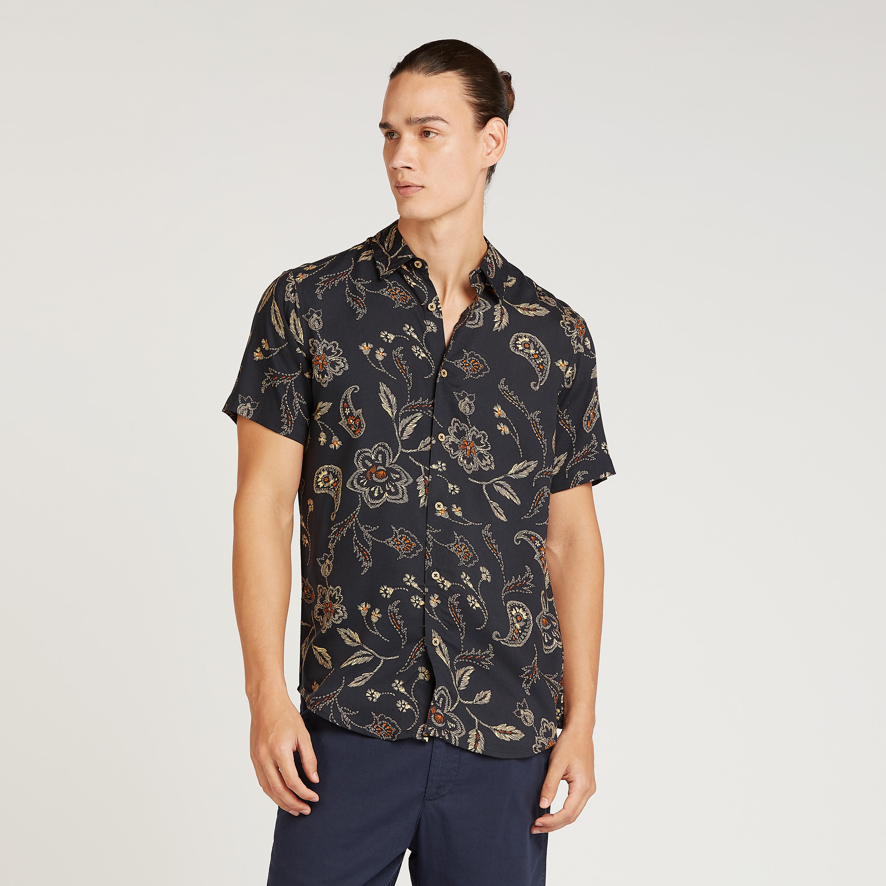 قميص بياقة عاديّة وأكمام قصيرة وطبعات-men-clothing-shirts-image-1