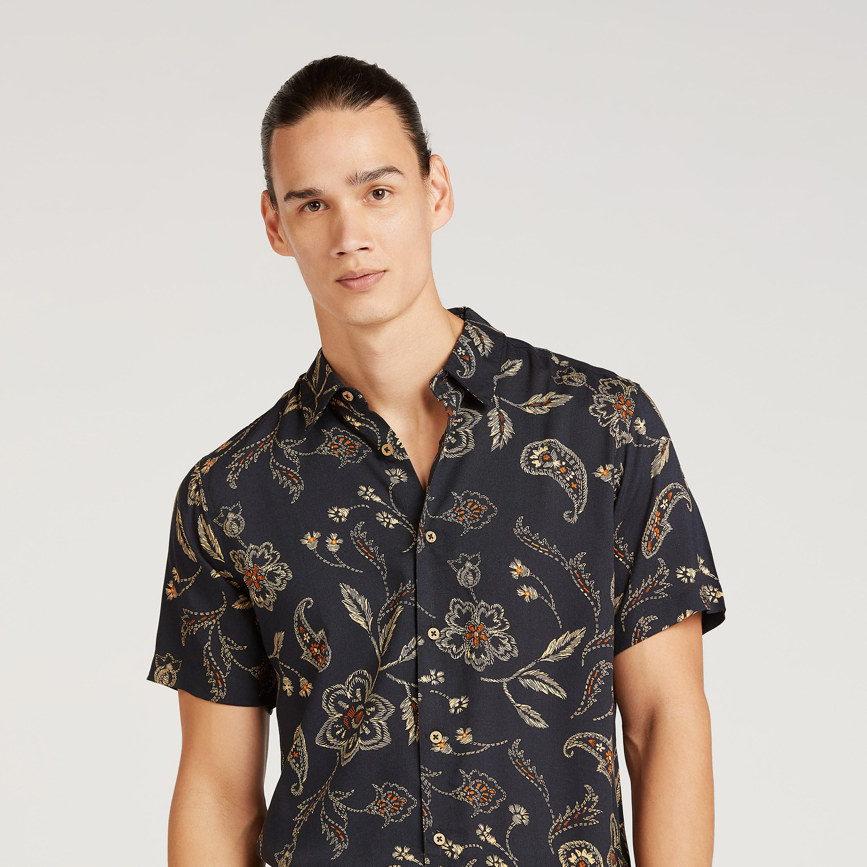قميص بياقة عاديّة وأكمام قصيرة وطبعات-men-clothing-shirts-image-3