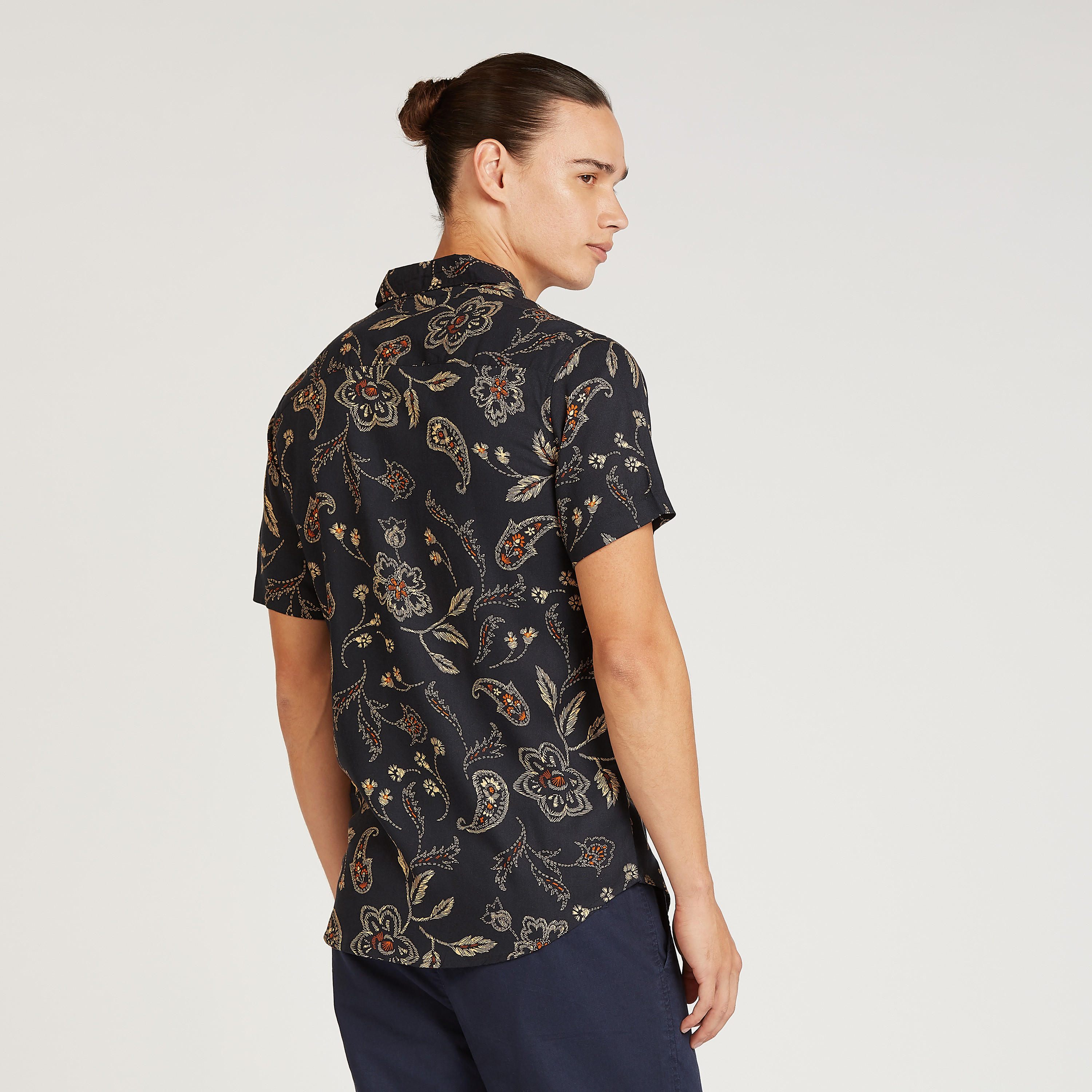 قميص بياقة عاديّة وأكمام قصيرة وطبعات-men-clothing-shirts-image-4