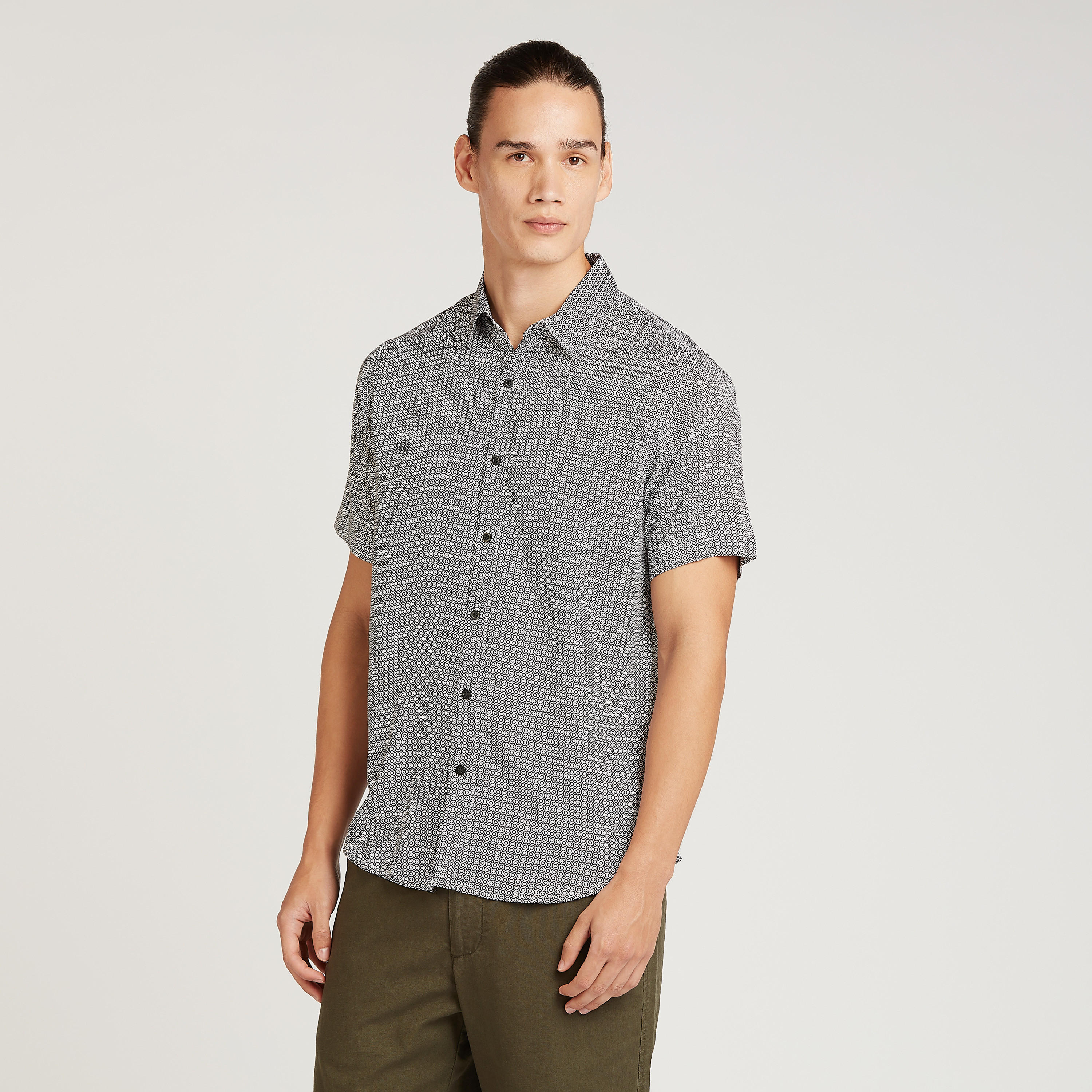 قميص بياقة عاديّة وأكمام قصيرة وطبعات-men-clothing-shirts-image-1