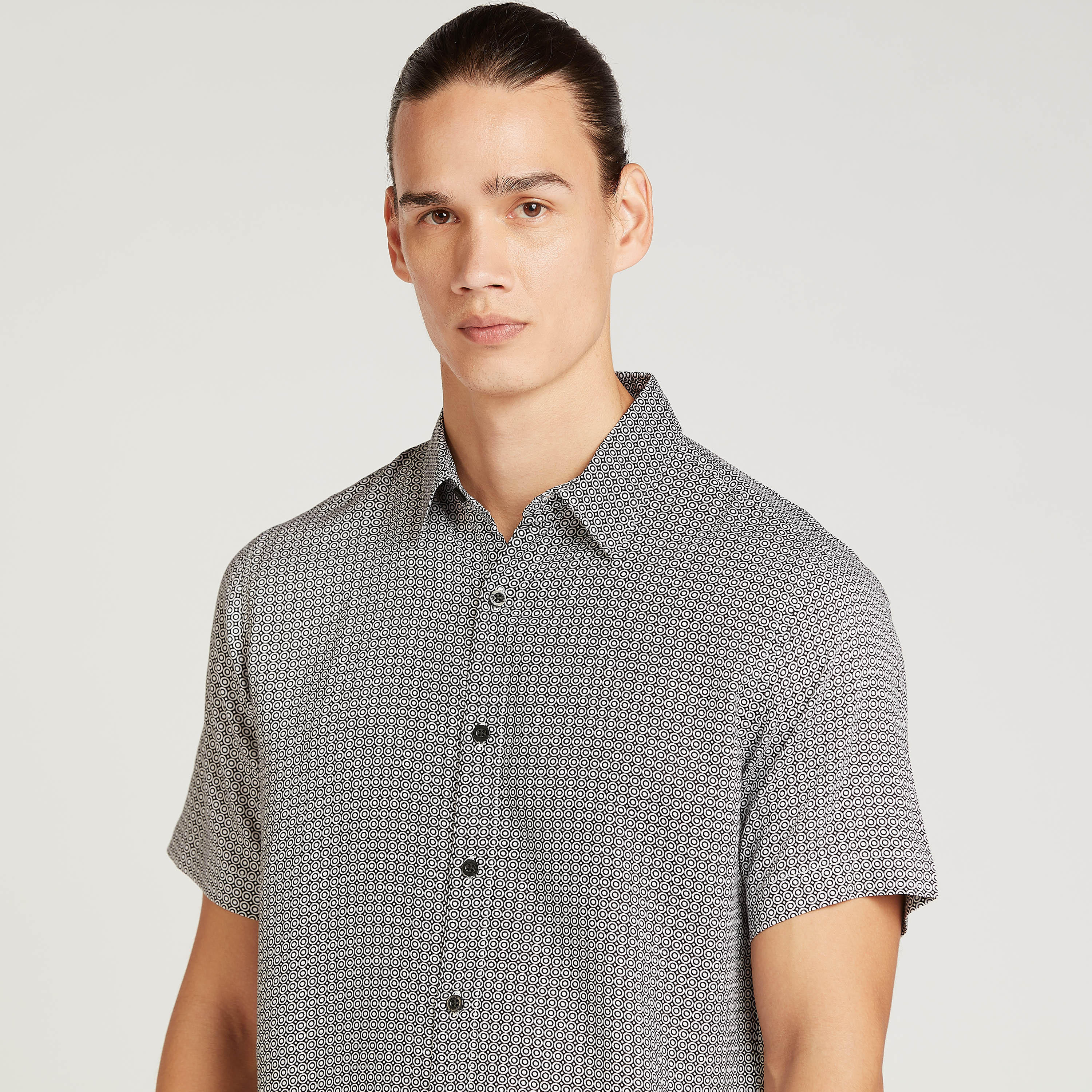 قميص بياقة عاديّة وأكمام قصيرة وطبعات-men-clothing-shirts-image-3