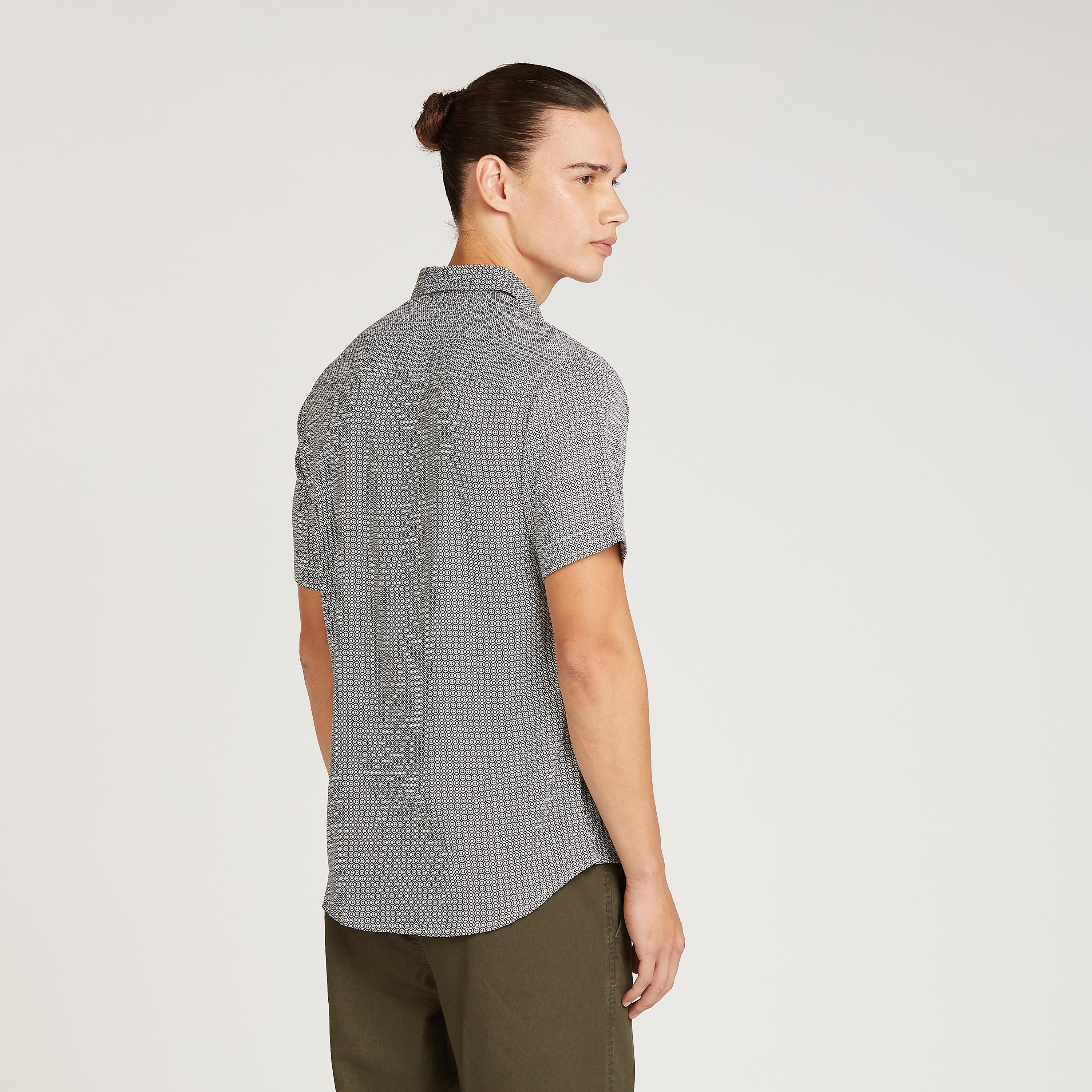قميص بياقة عاديّة وأكمام قصيرة وطبعات-men-clothing-shirts-image-4