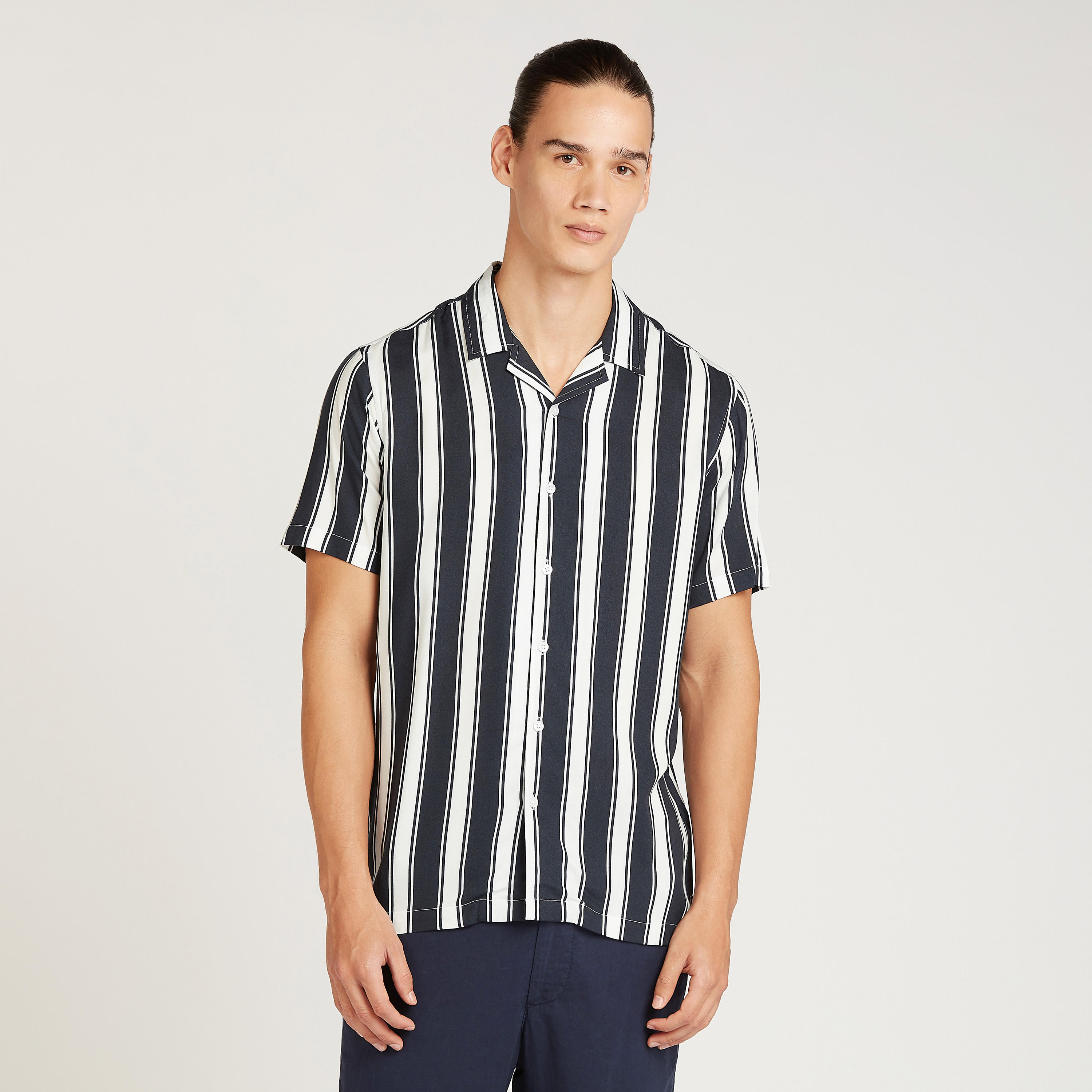قميص مقلّم بياقة عادية وأكمام قصيرة-men-clothing-shirts-image-1