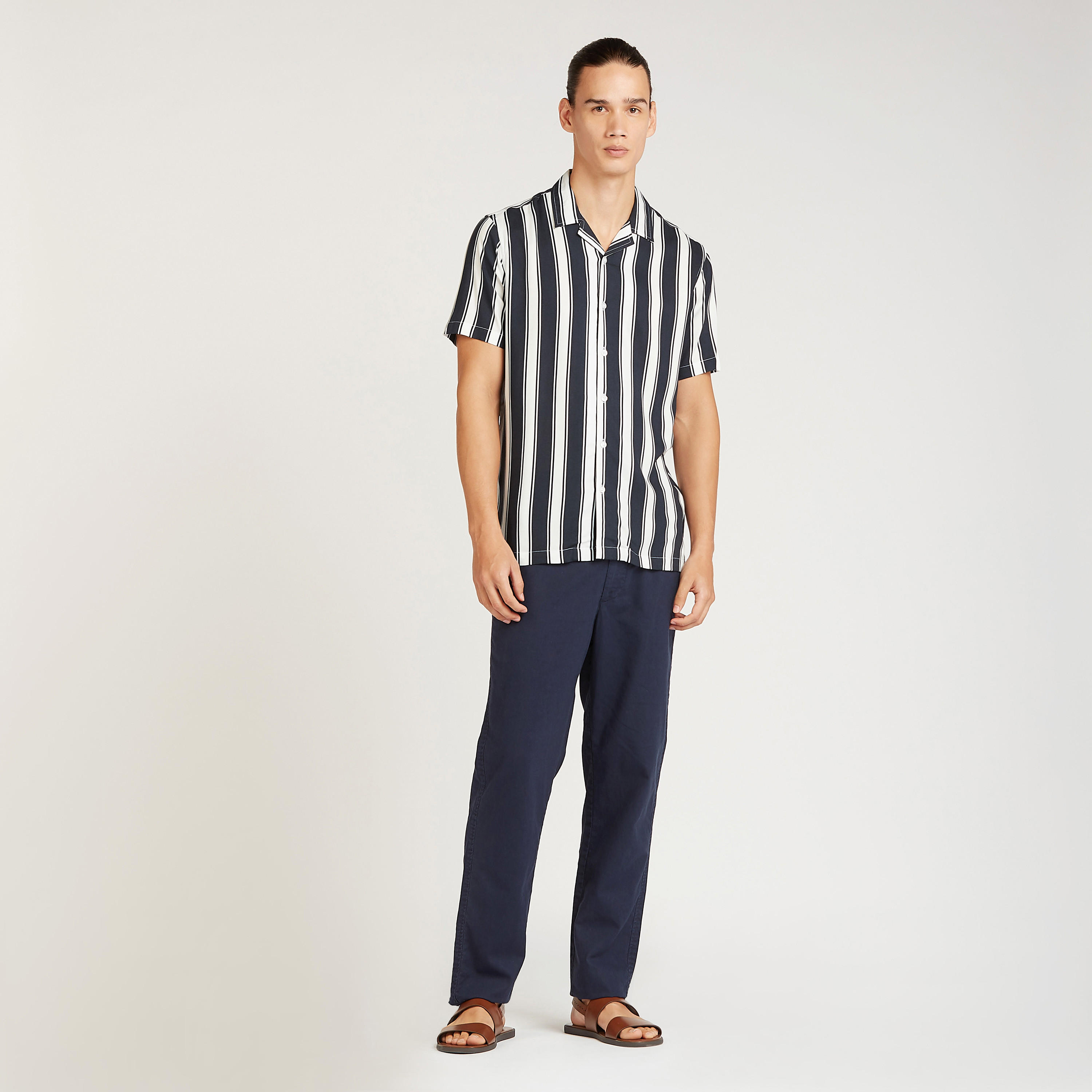 قميص مقلّم بياقة عادية وأكمام قصيرة-men-clothing-shirts-image-2