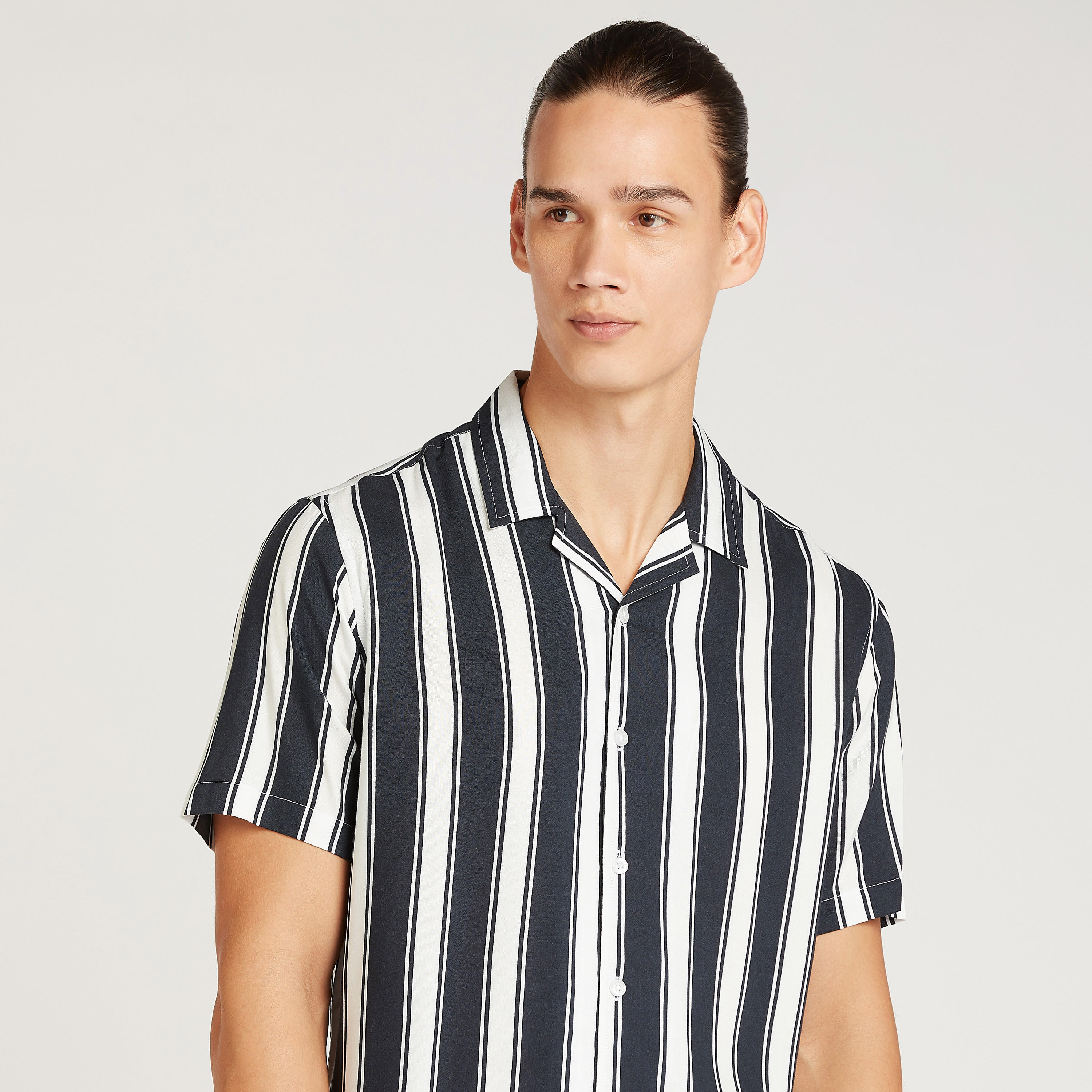 قميص مقلّم بياقة عادية وأكمام قصيرة-men-clothing-shirts-image-3