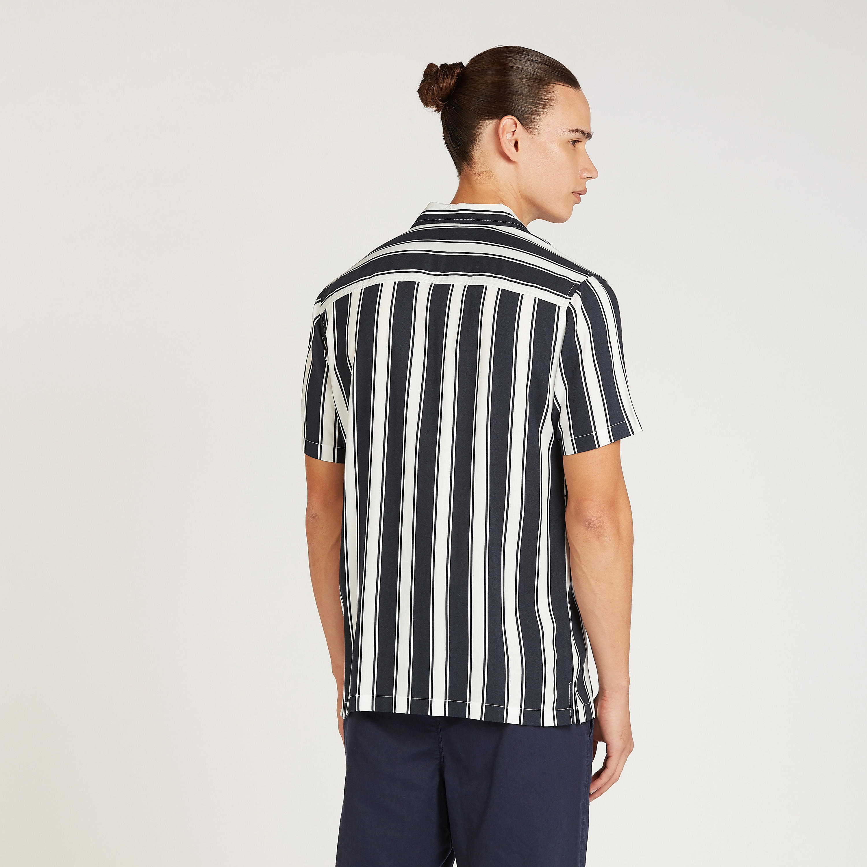 قميص مقلّم بياقة عادية وأكمام قصيرة-men-clothing-shirts-image-4